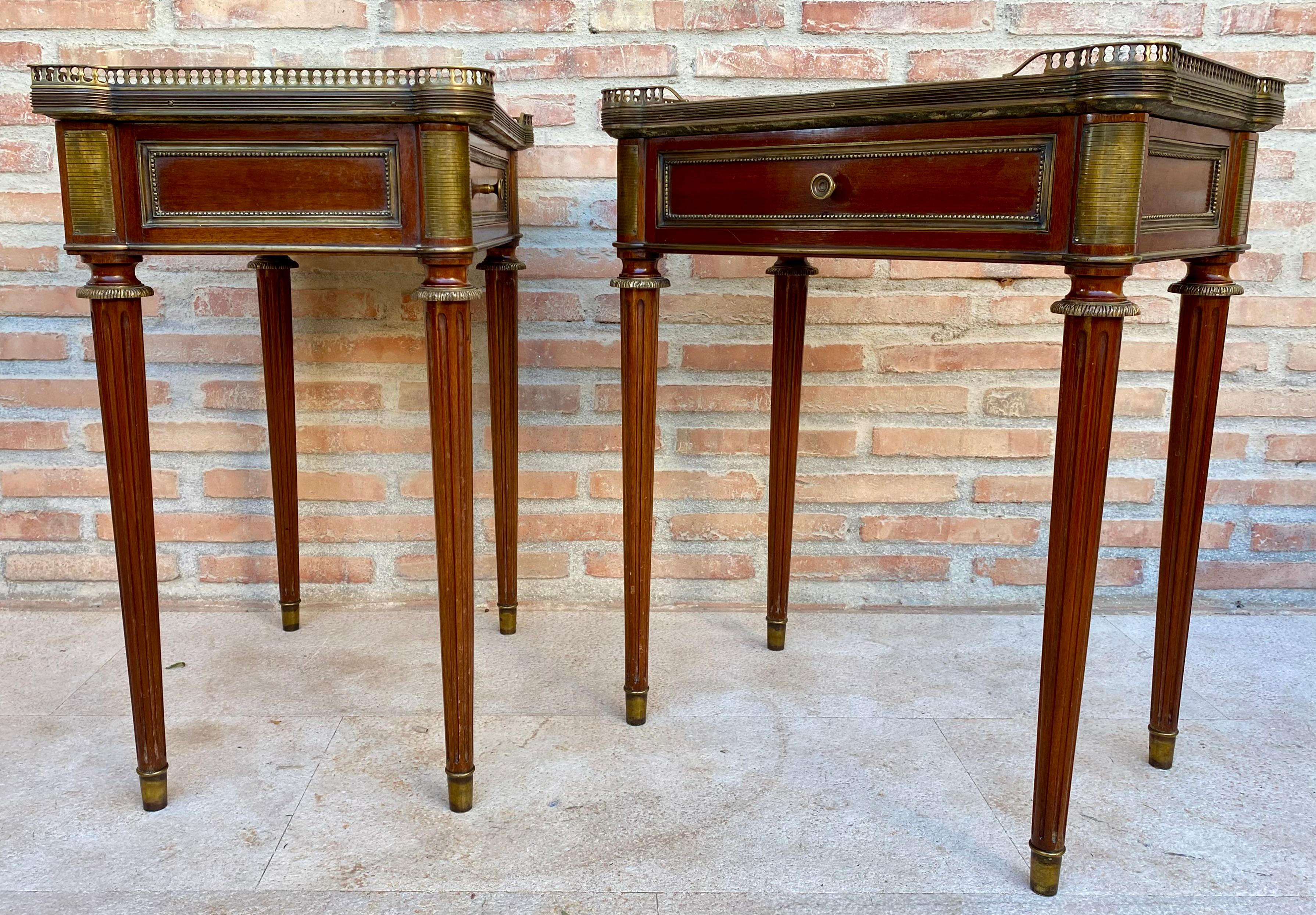 Tables de chevet néoclassiques en acajou, années 1920, lot de 2 en vente 3
