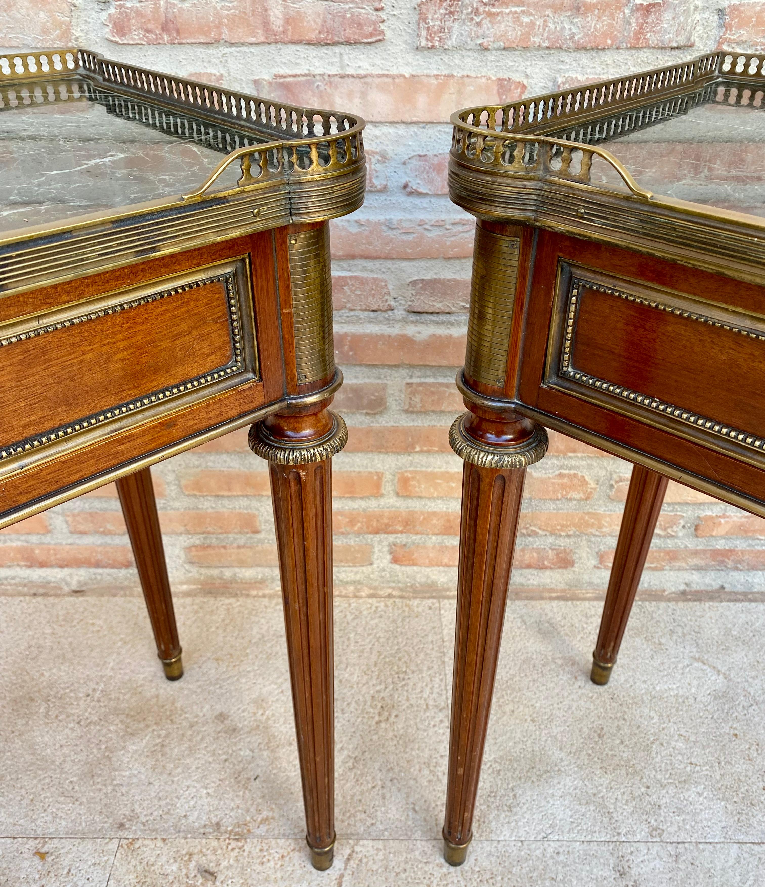 Tables de chevet néoclassiques en acajou, années 1920, lot de 2 en vente 4