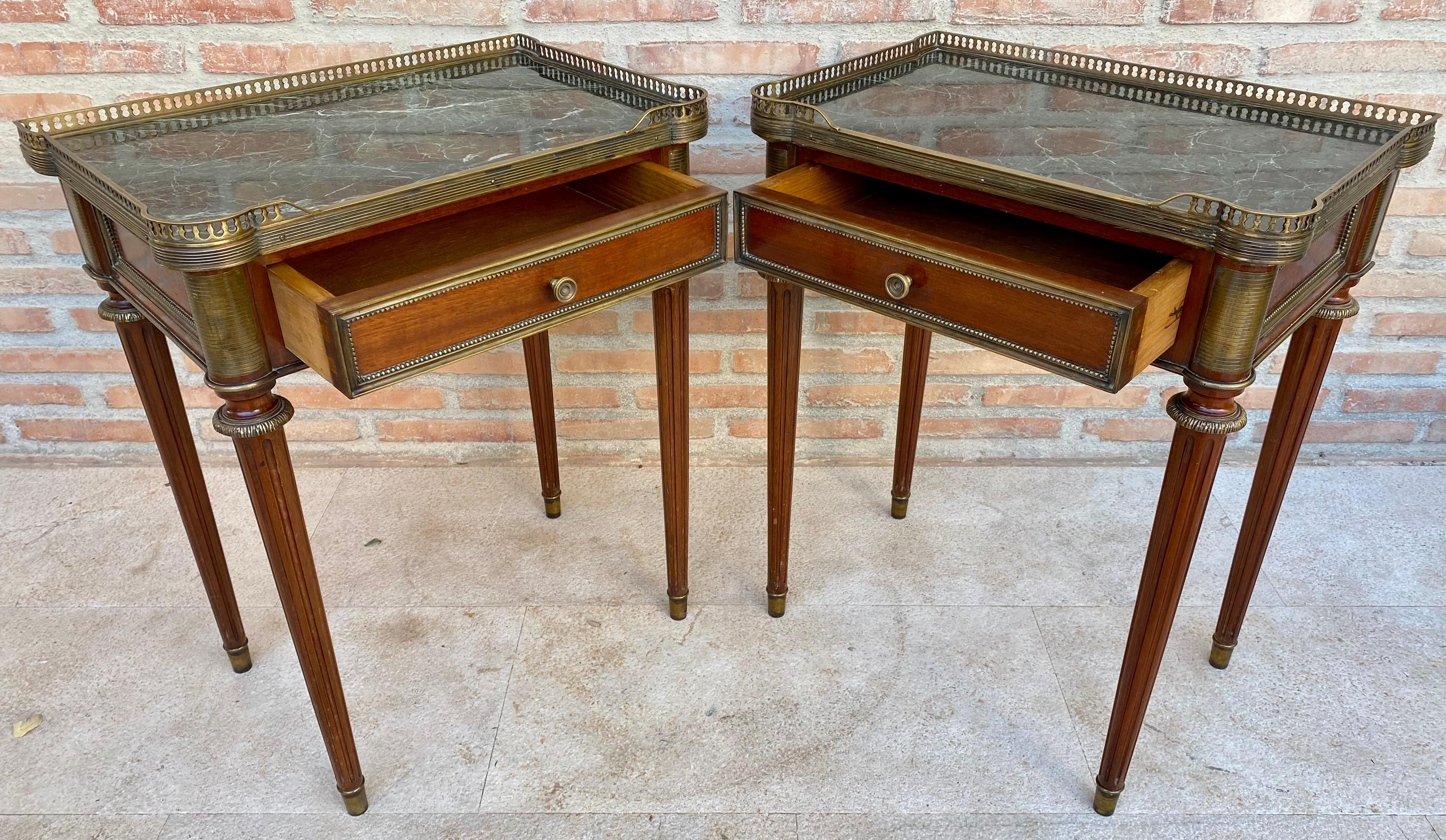 Tables de chevet néoclassiques en acajou, années 1920, lot de 2 en vente 5