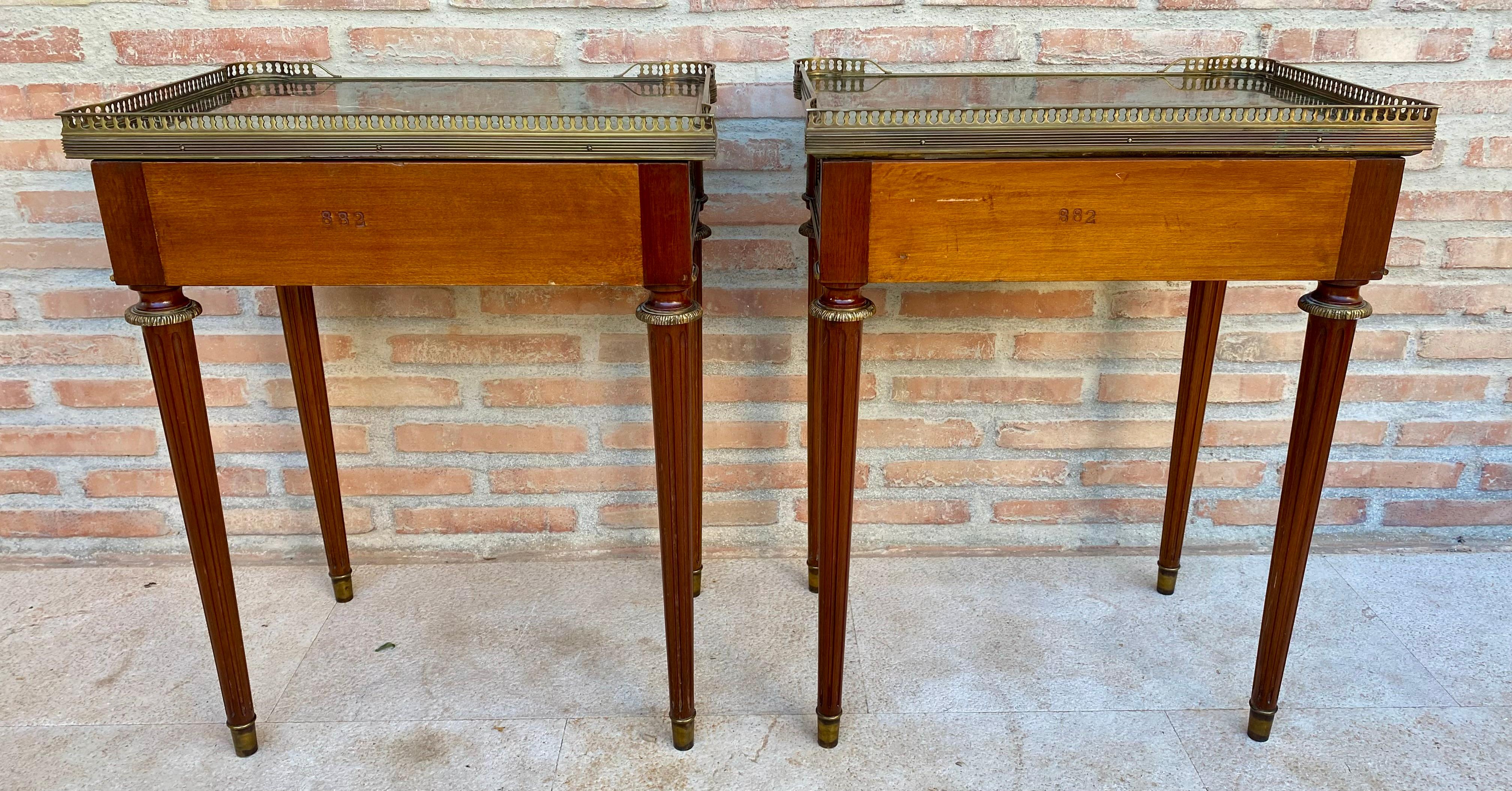 Tables de chevet néoclassiques en acajou, années 1920, lot de 2 en vente 6