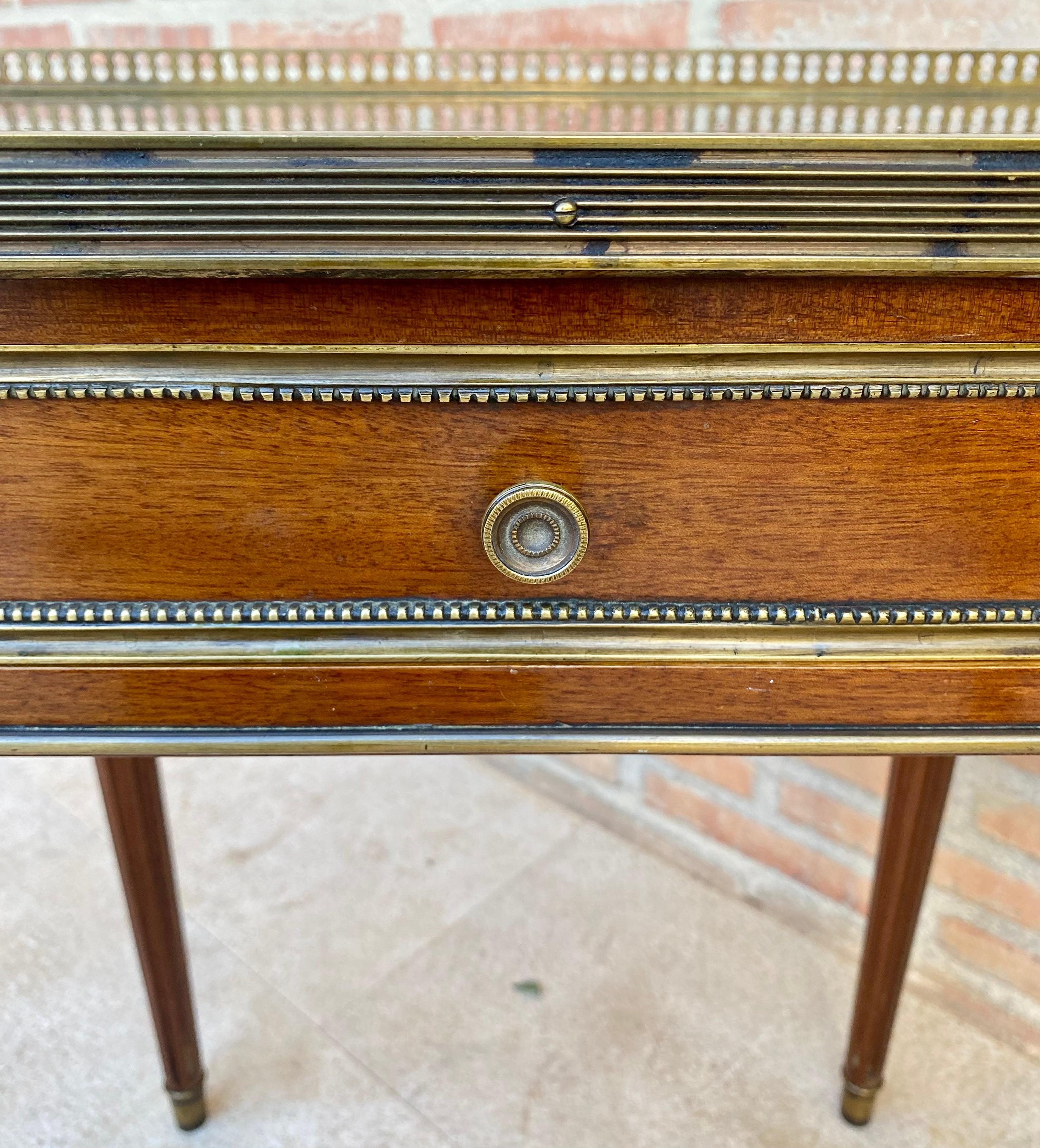 Tables de chevet néoclassiques en acajou, années 1920, lot de 2 en vente 7