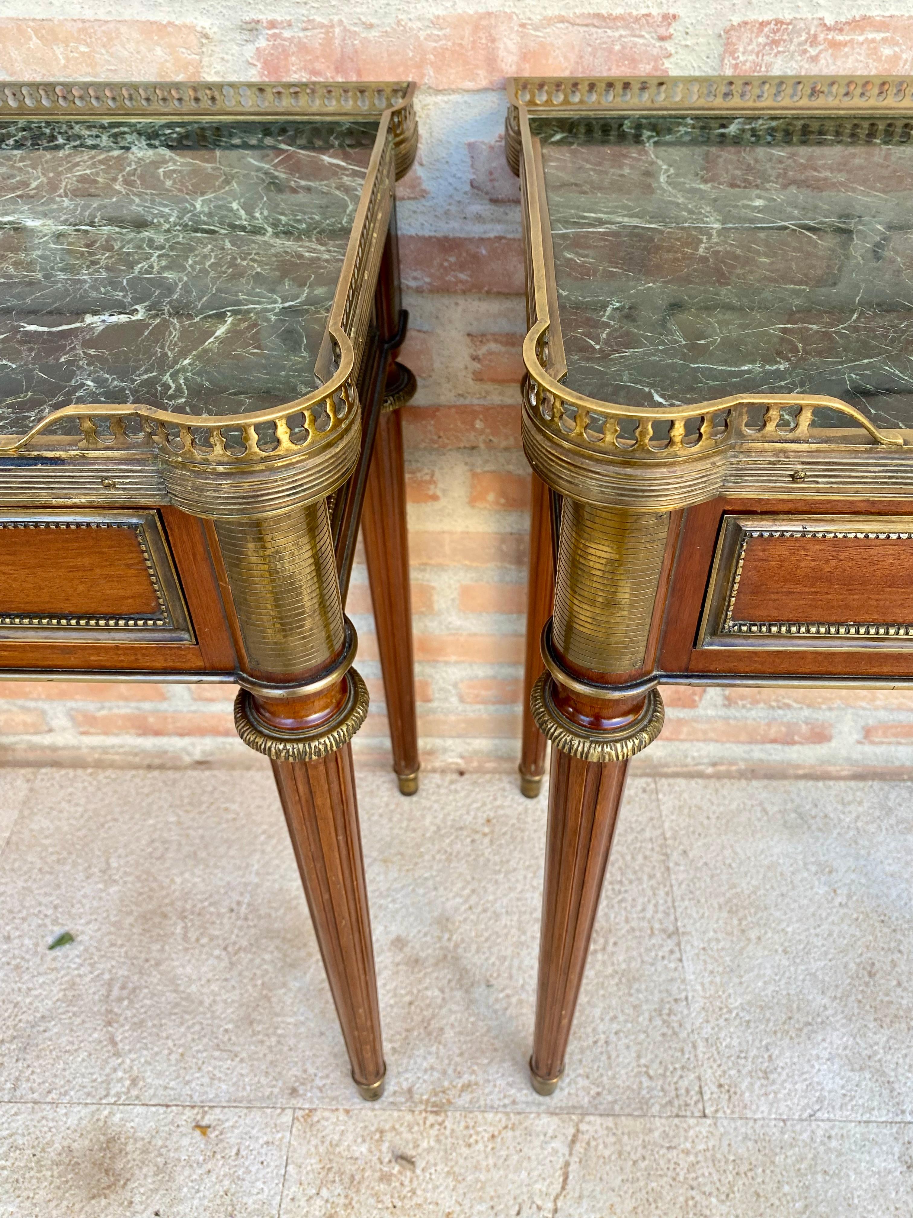 Tables de chevet néoclassiques en acajou, années 1920, lot de 2 en vente 8