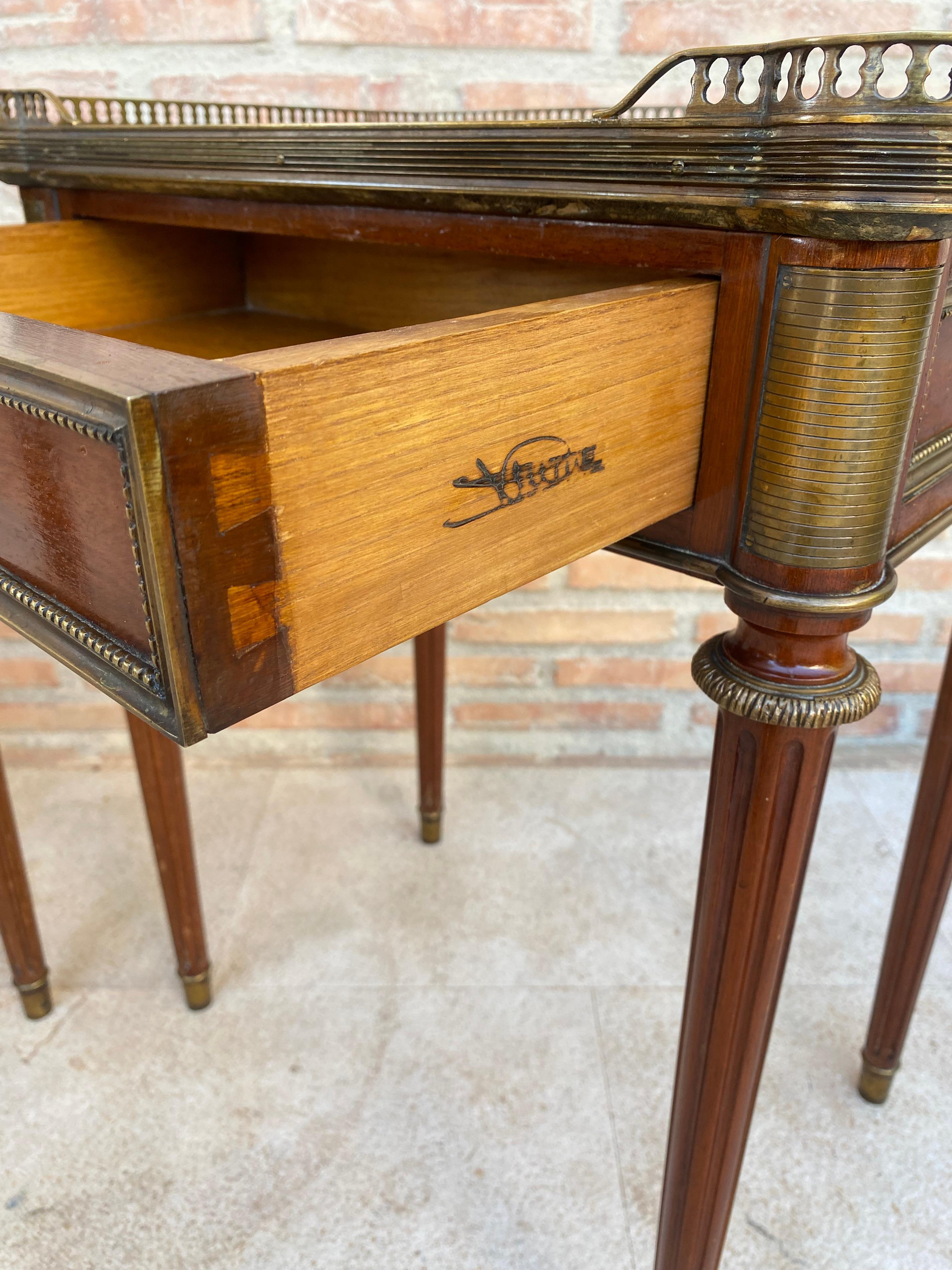 Tables de chevet néoclassiques en acajou, années 1920, lot de 2 en vente 9