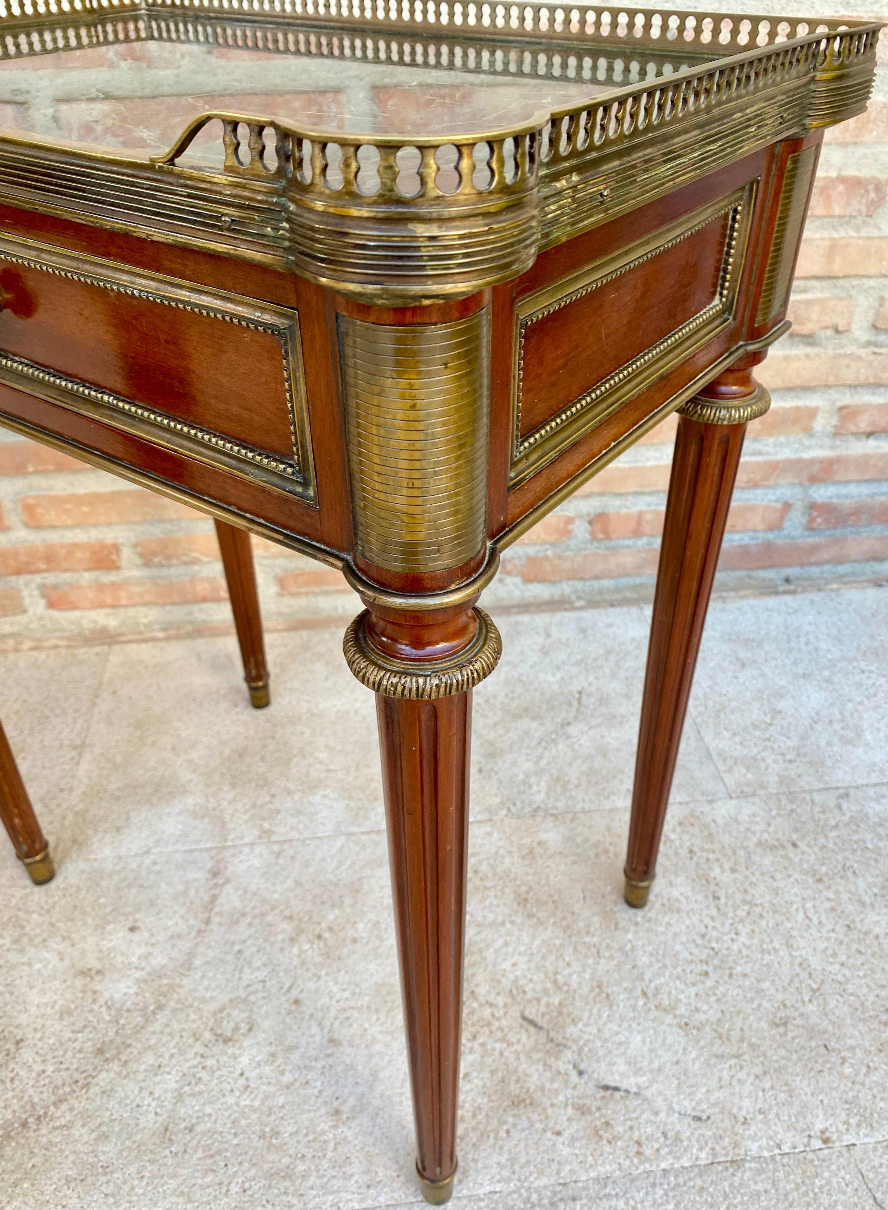 Tables de chevet néoclassiques en acajou, années 1920, lot de 2 en vente 10