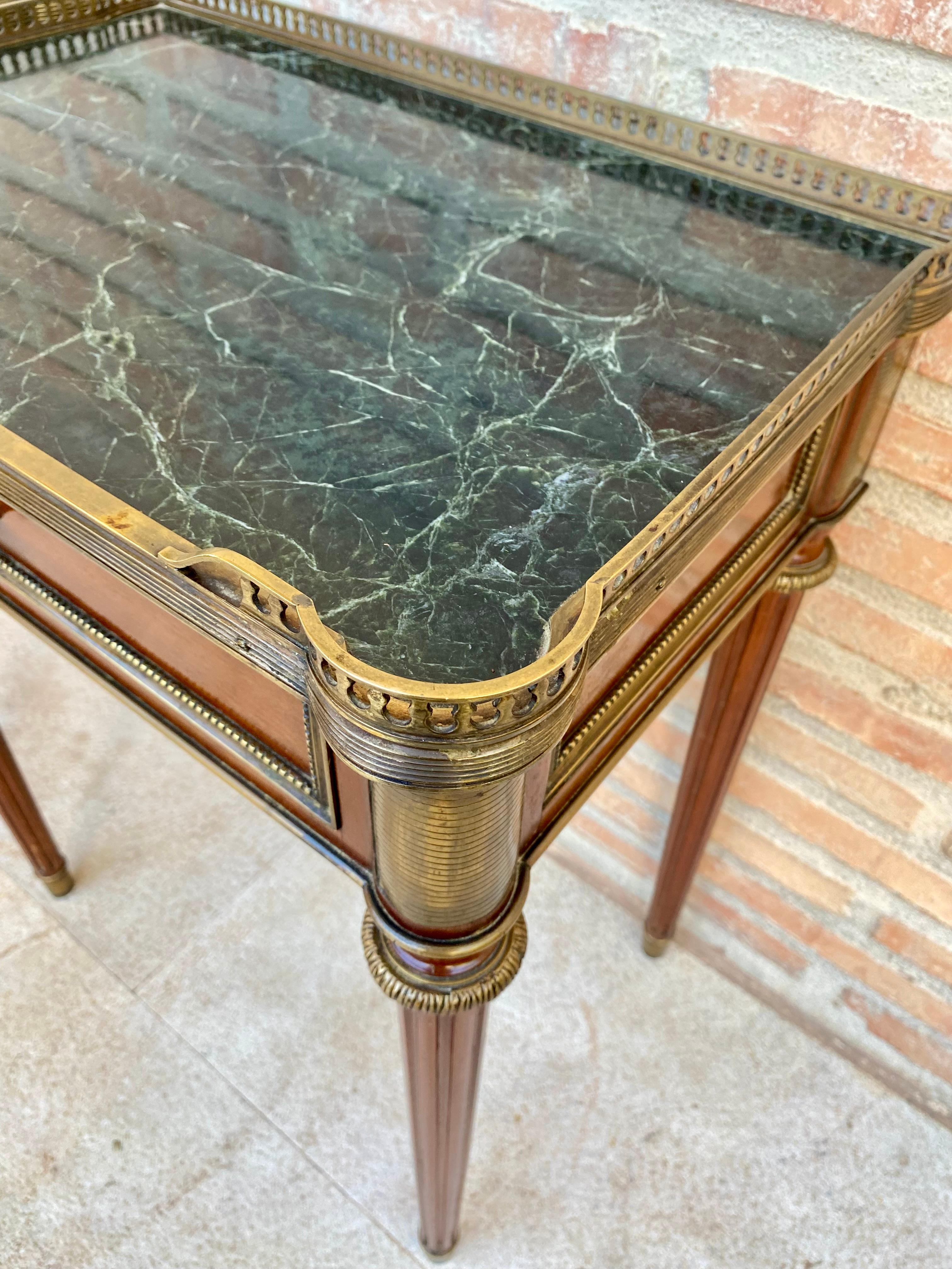 Tables de chevet néoclassiques en acajou, années 1920, lot de 2 en vente 11