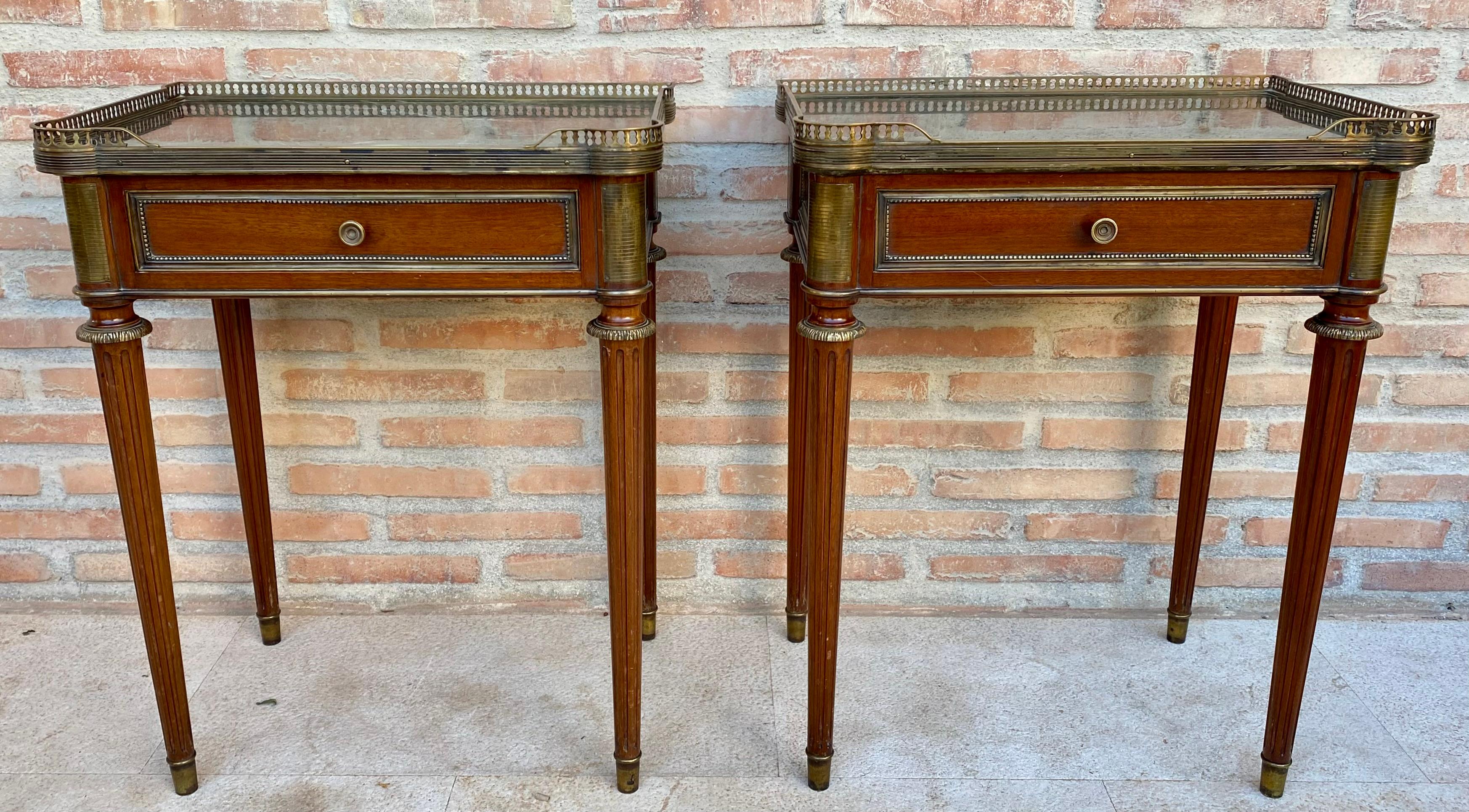 Néo-classique Tables de chevet néoclassiques en acajou, années 1920, lot de 2 en vente