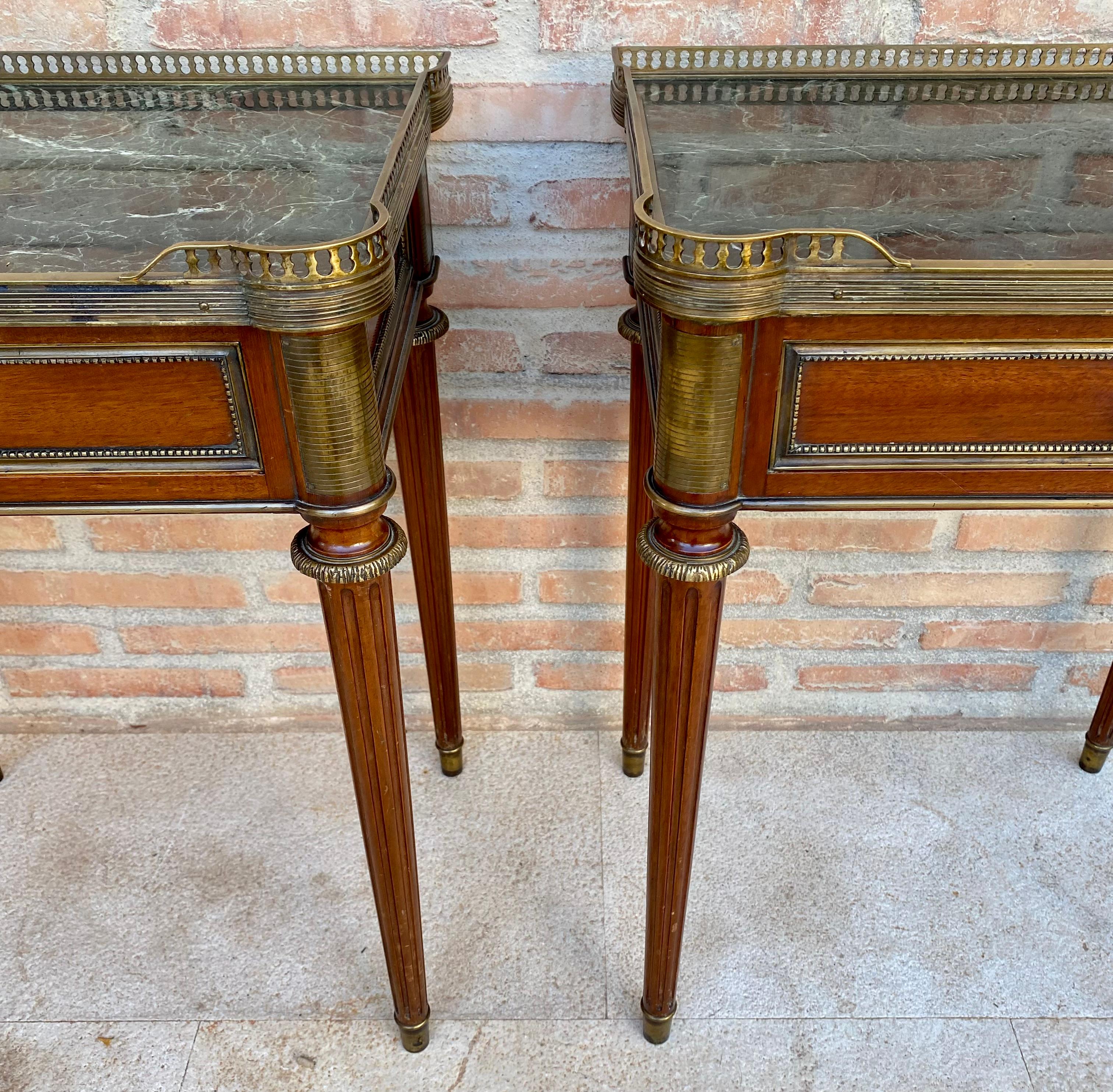 Français Tables de chevet néoclassiques en acajou, années 1920, lot de 2 en vente