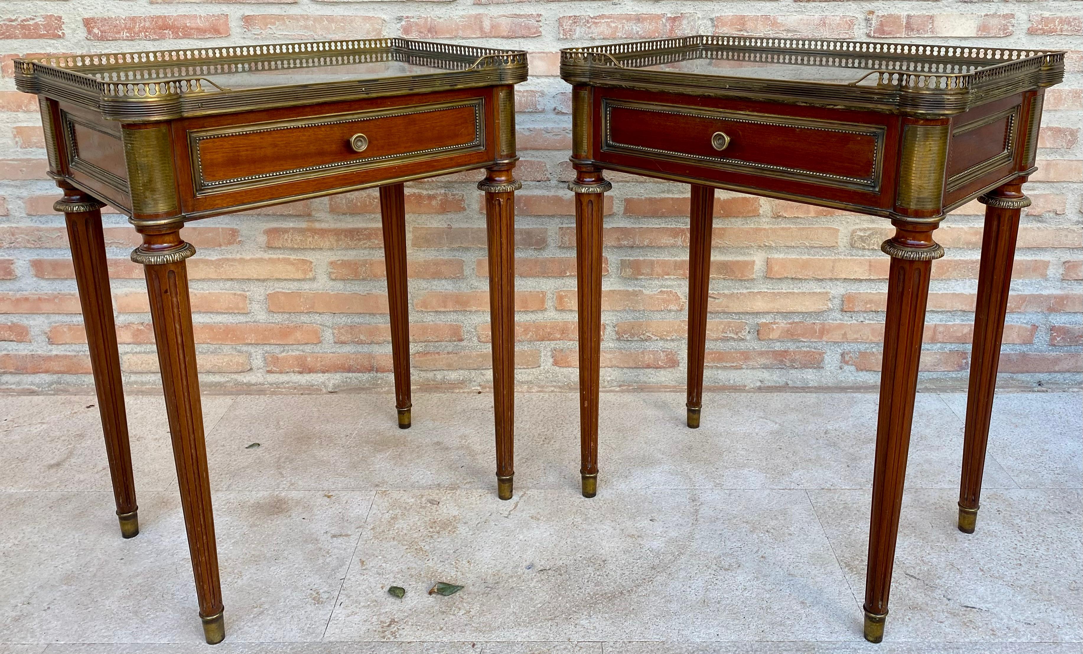 Tables de chevet néoclassiques en acajou, années 1920, lot de 2 Bon état - En vente à Miami, FL