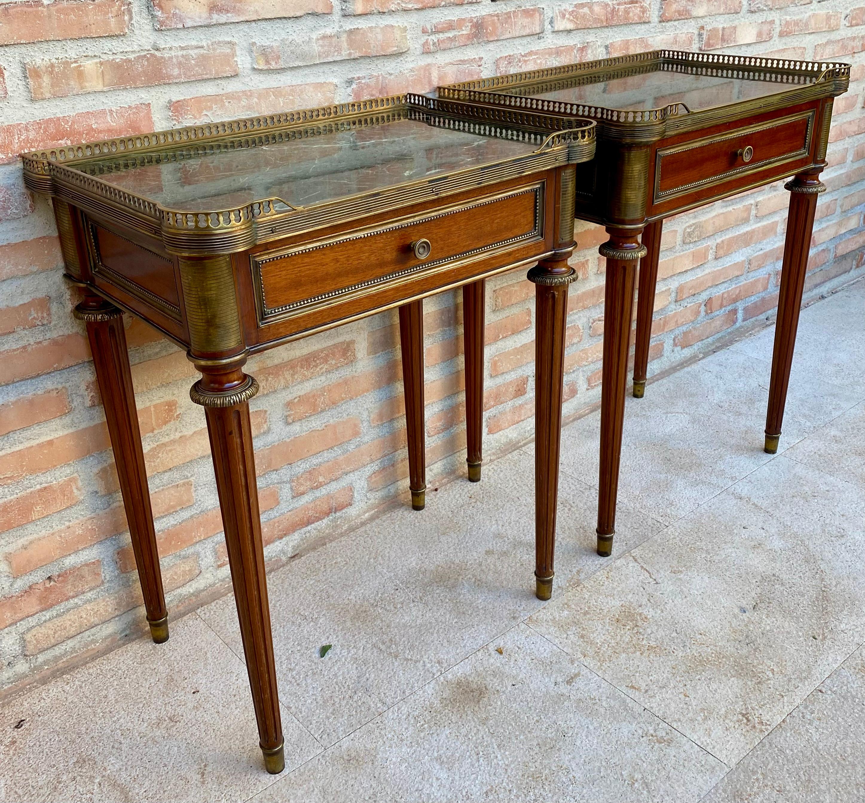 20ième siècle Tables de chevet néoclassiques en acajou, années 1920, lot de 2 en vente