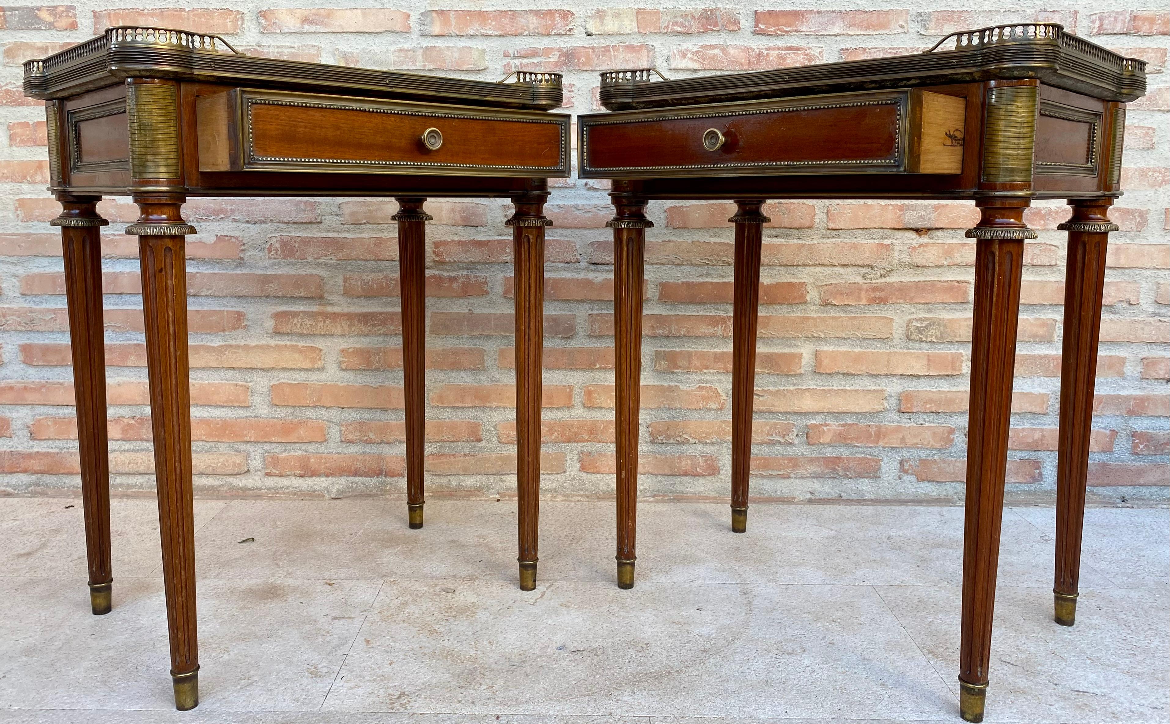 Noyer Tables de chevet néoclassiques en acajou, années 1920, lot de 2 en vente