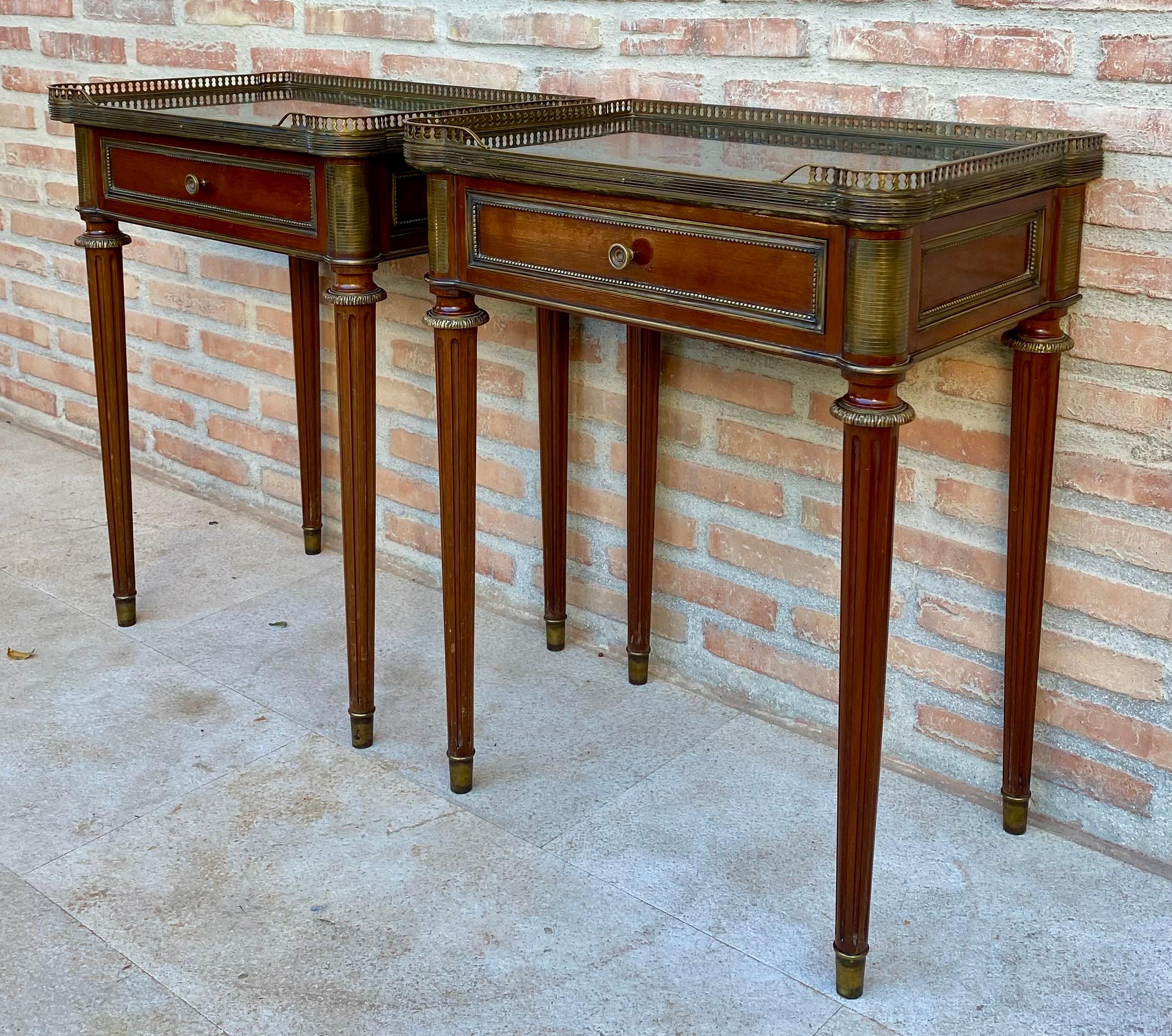 Tables de chevet néoclassiques en acajou, années 1920, lot de 2 en vente 1