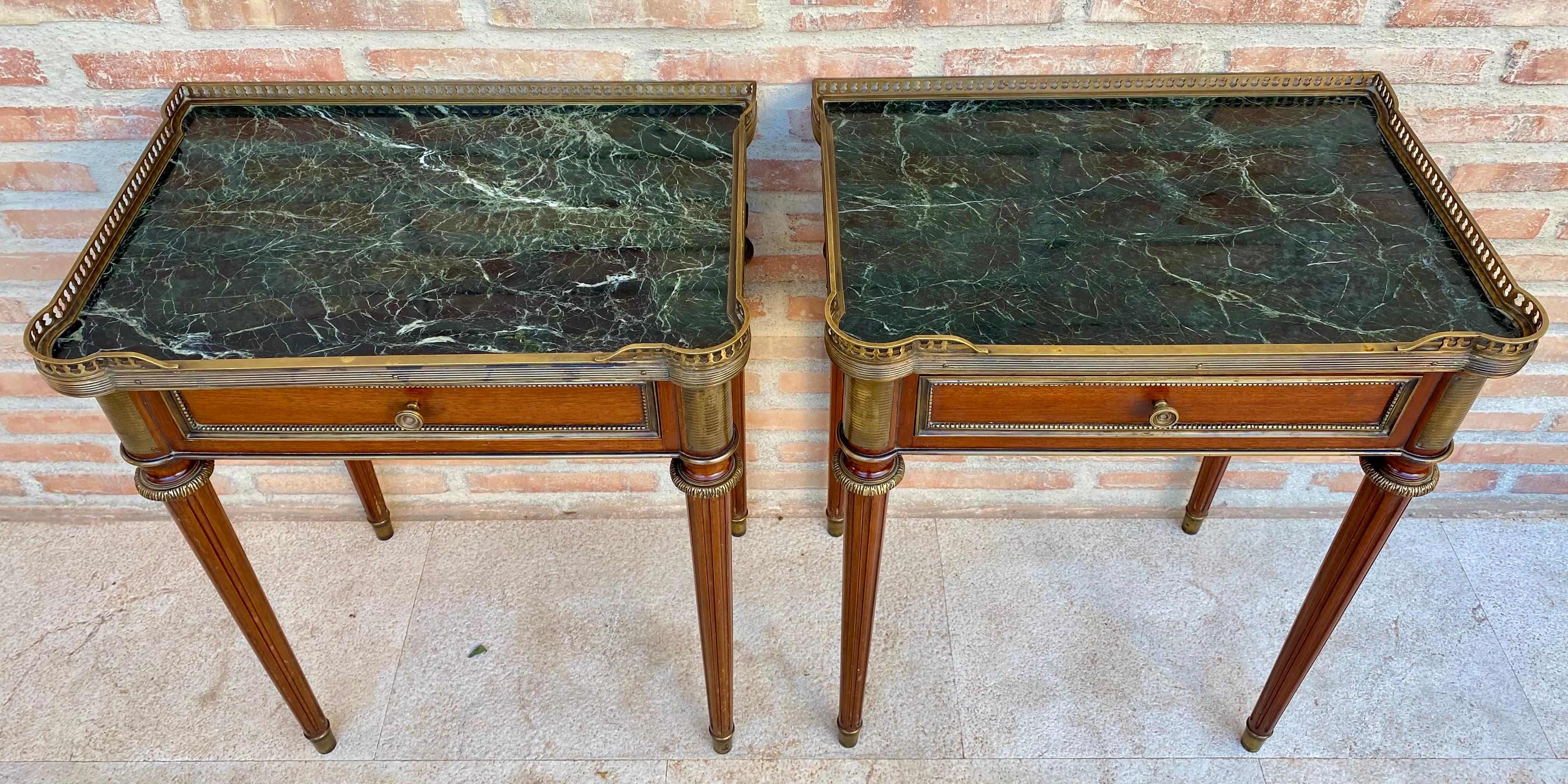 Tables de chevet néoclassiques en acajou, années 1920, lot de 2 en vente 2