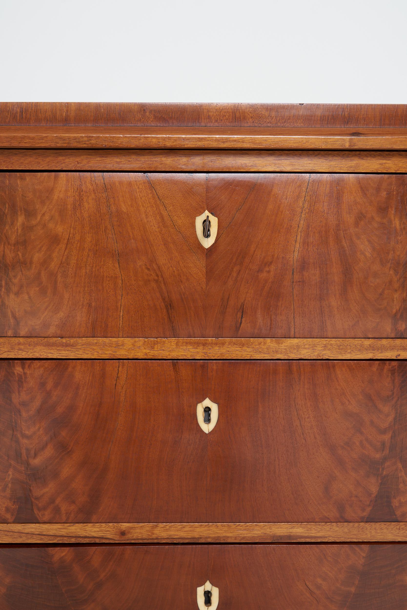 Neoclassical Mahogany Chest of Drawers In Good Condition In London, GB