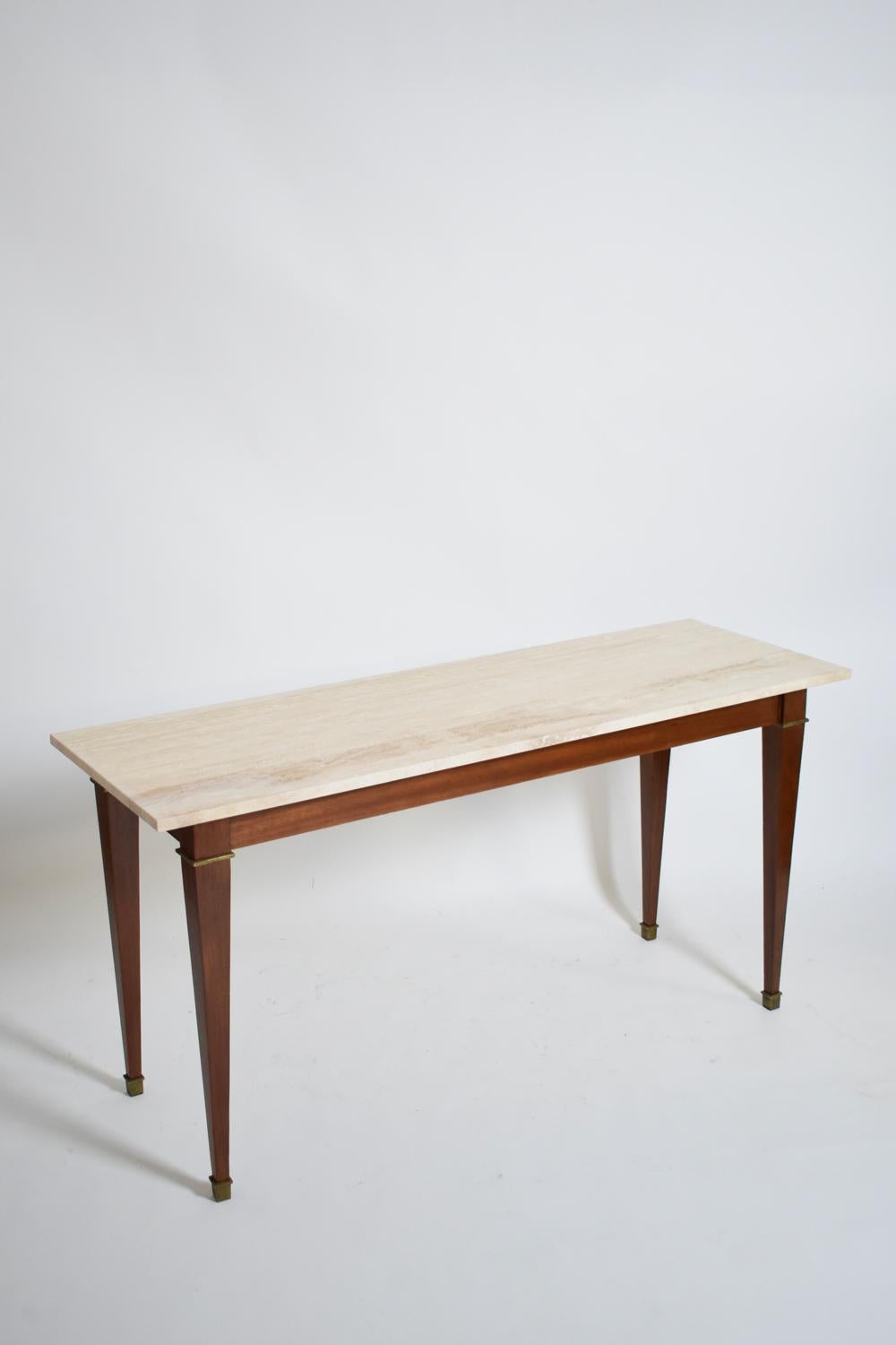 Gran consola de madera natural que descansa sobre cuatro patas cónicas rematadas con zuecos de bronce. Italia, años 60.