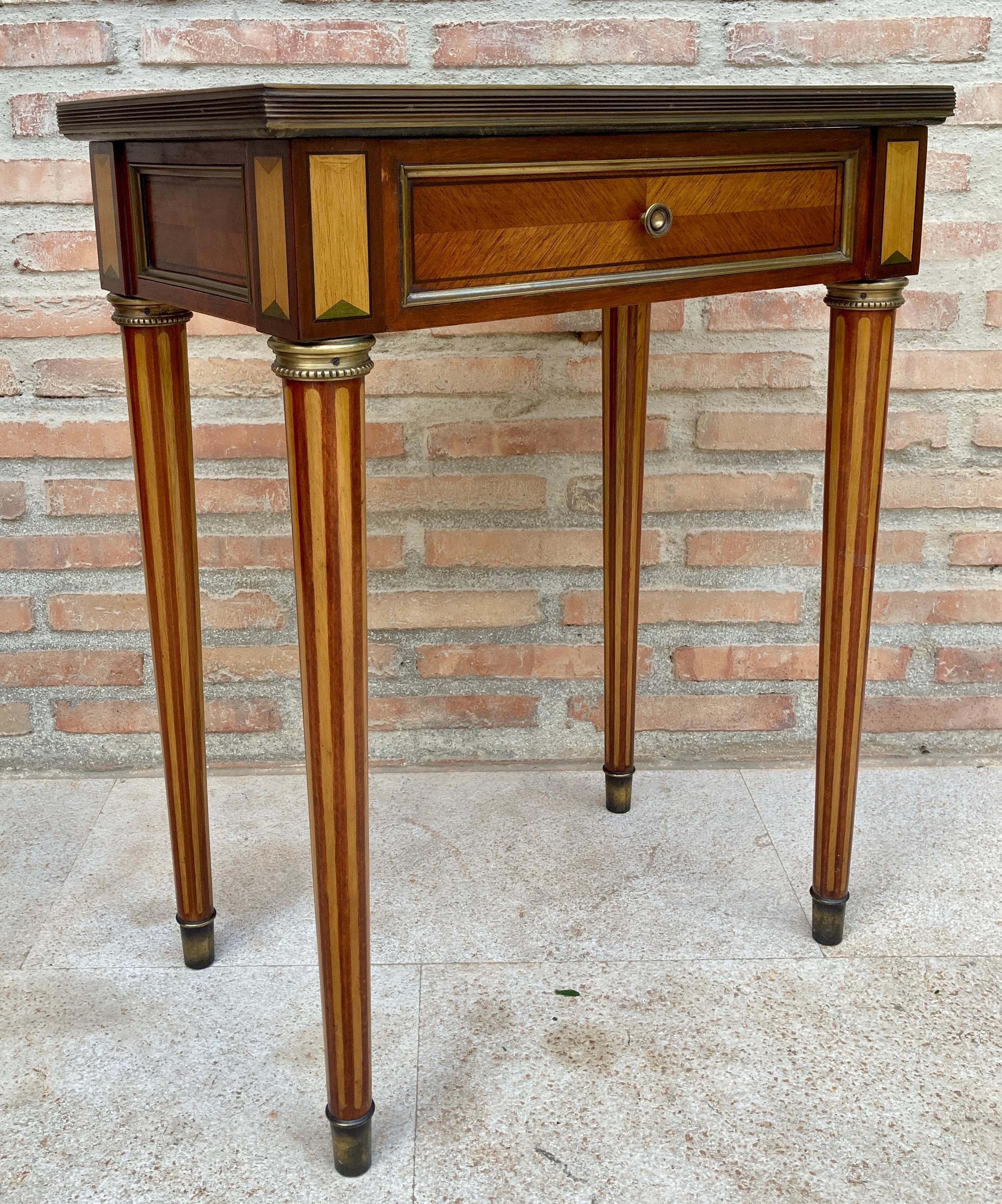 French Provincial Neoclassical Mahogany Side Table With Fluted Legs And Green Marble, 1920s For Sale