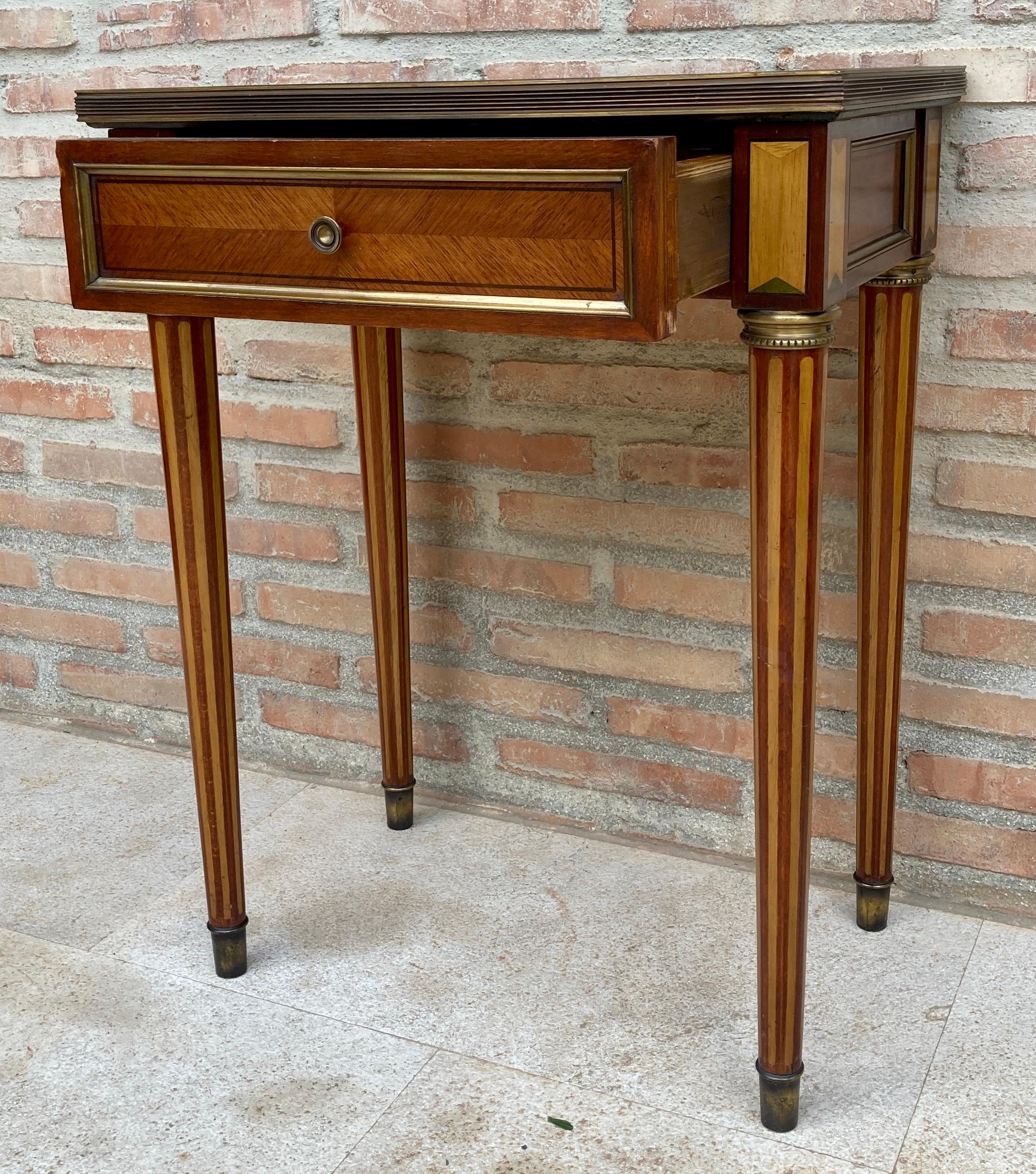 Neoclassical Mahogany Side Table With Fluted Legs And Green Marble, 1920s In Good Condition For Sale In Miami, FL