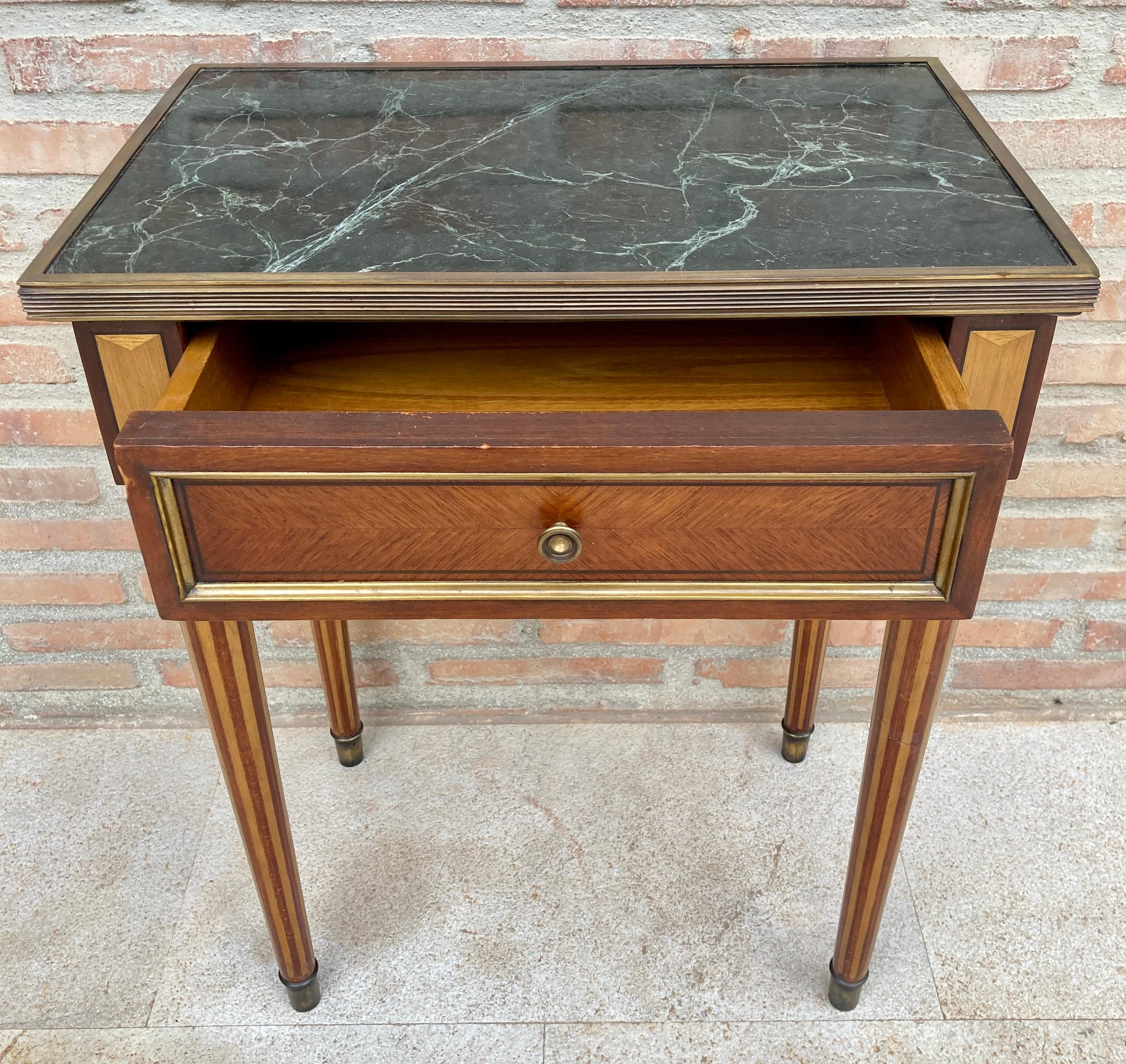 20th Century Neoclassical Mahogany Side Table With Fluted Legs And Green Marble, 1920s For Sale