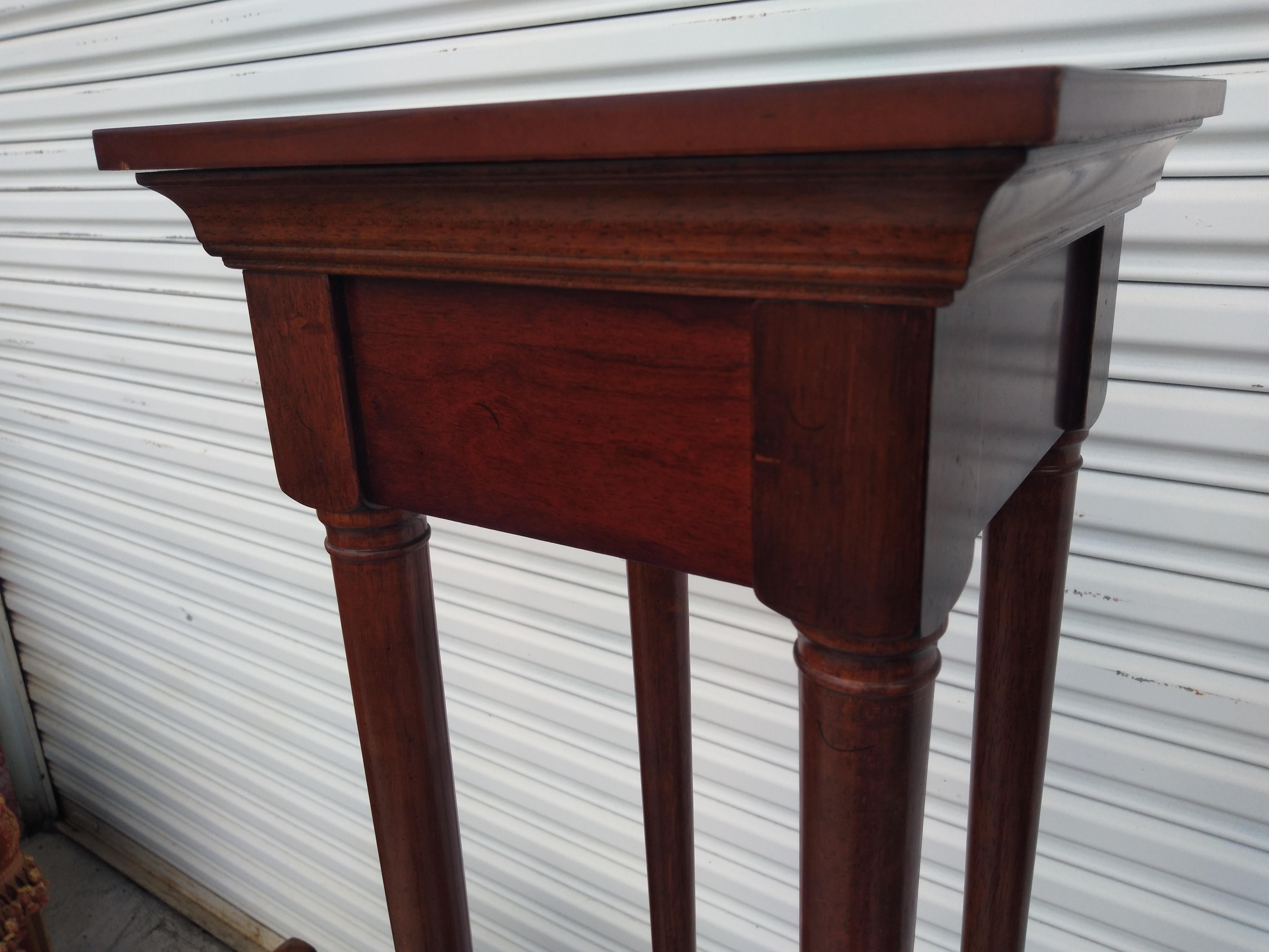 Este pedestal está hecho de caoba y tiene 4 columnas para una estabilidad segura. Tiene una bonita base escalonada que también es de caoba. La parte superior de 11,5 pulgadas ofrece espacio suficiente para una escultura. La base de 4 columnas