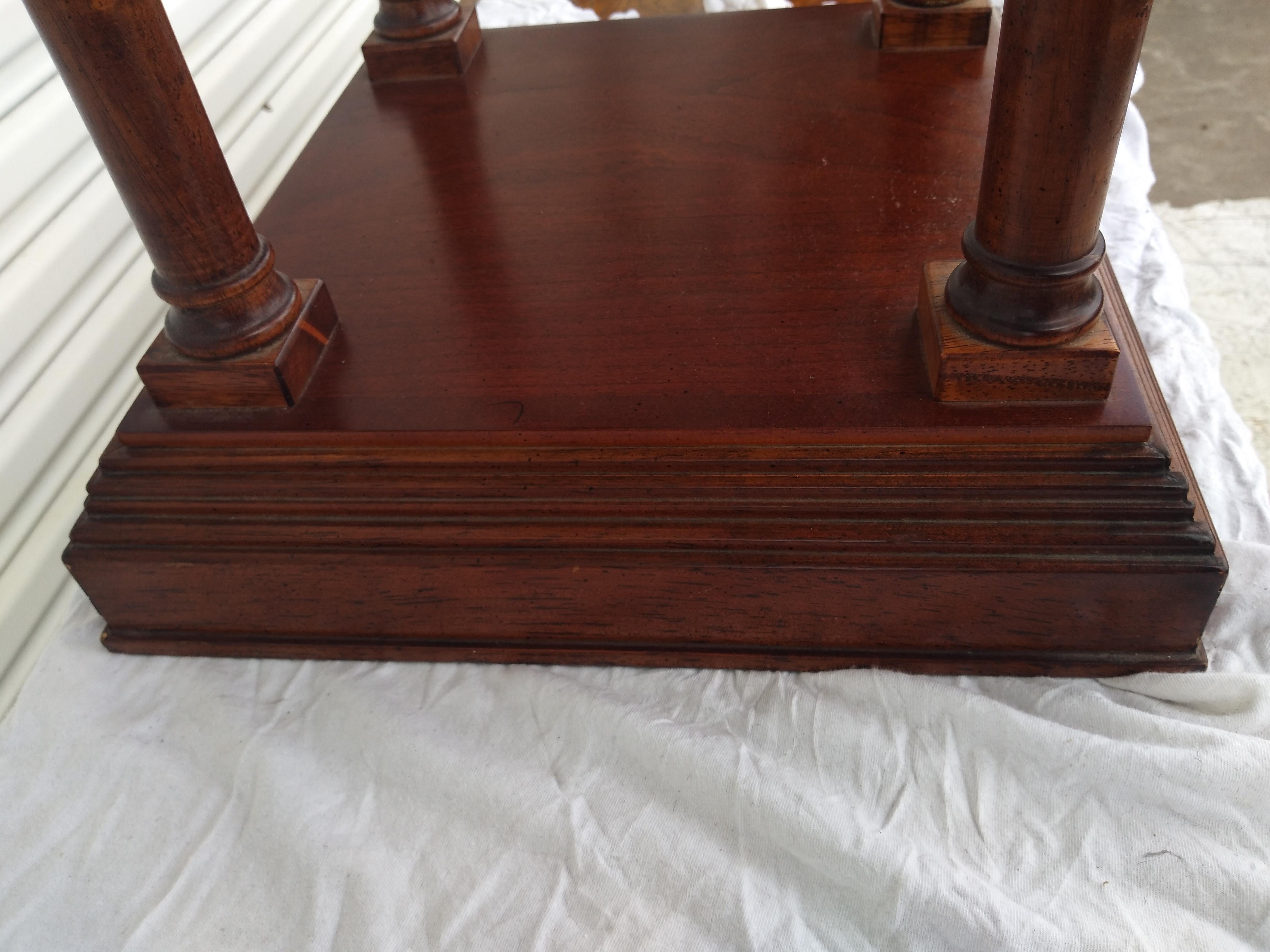 Pedestal cuadrado neoclásico de caoba Neoclásico en venta