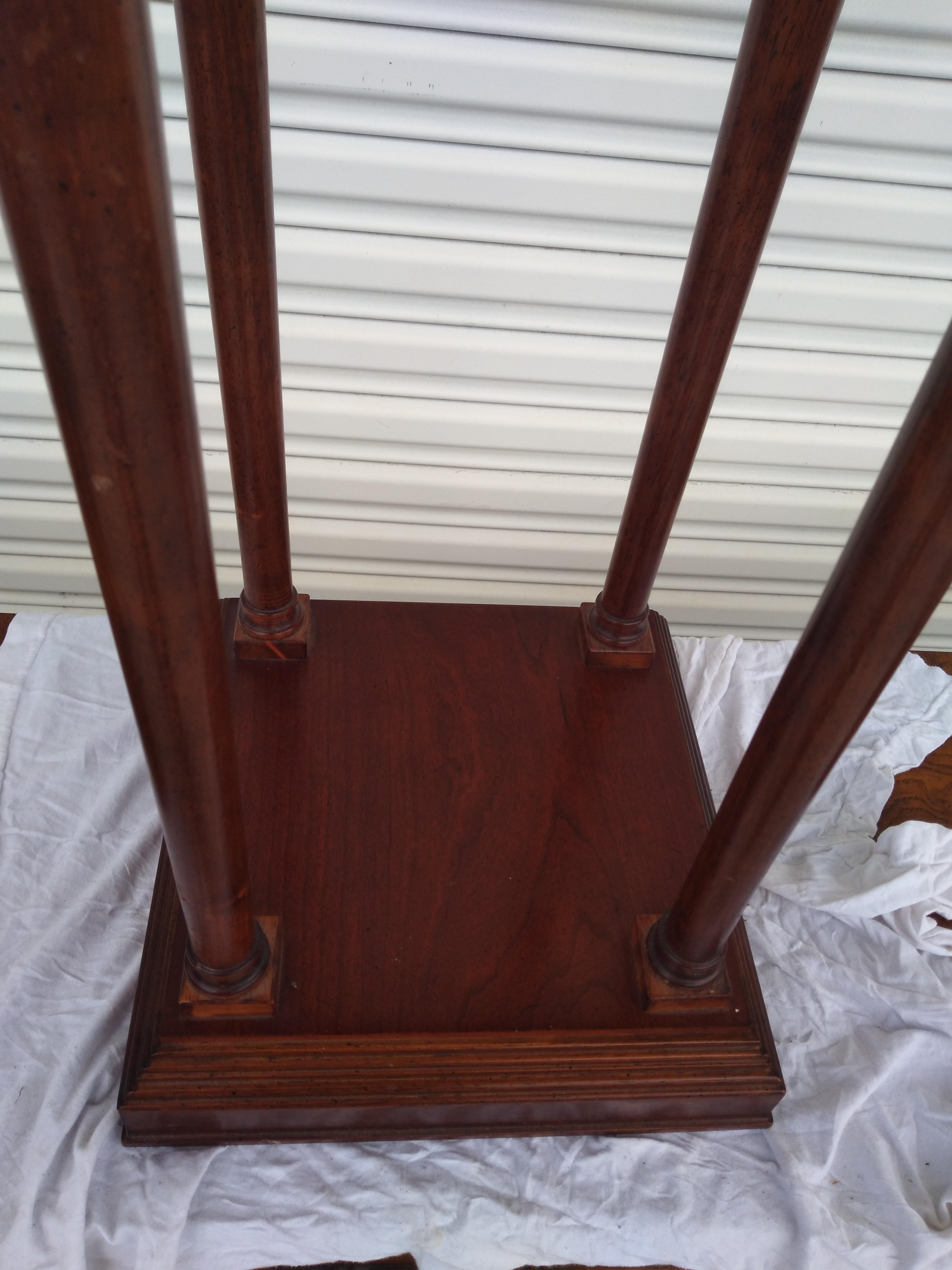 Pedestal cuadrado neoclásico de caoba Estadounidense en venta