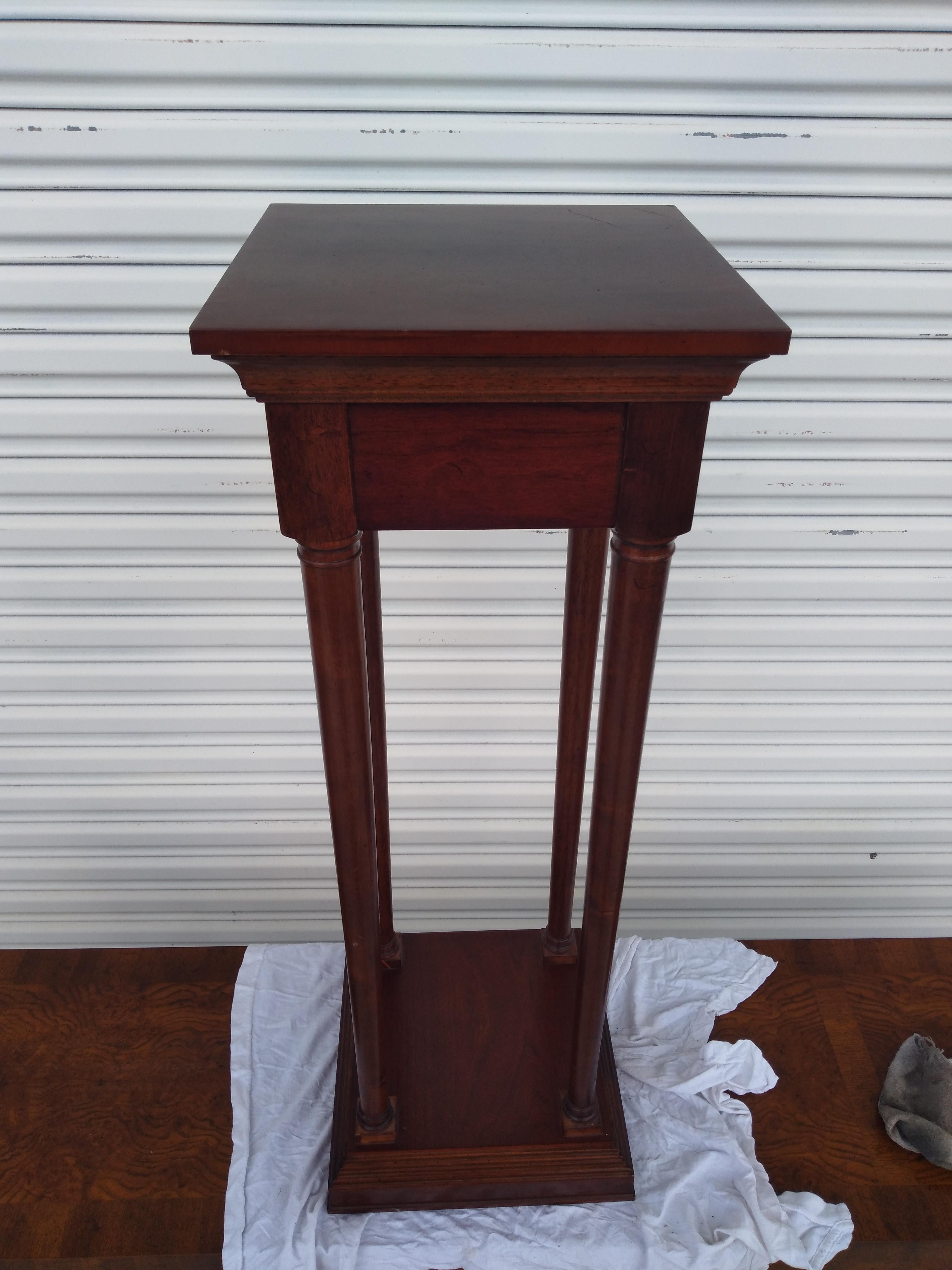 Pedestal cuadrado neoclásico de caoba en Bueno estado para la venta en Pasadena, TX