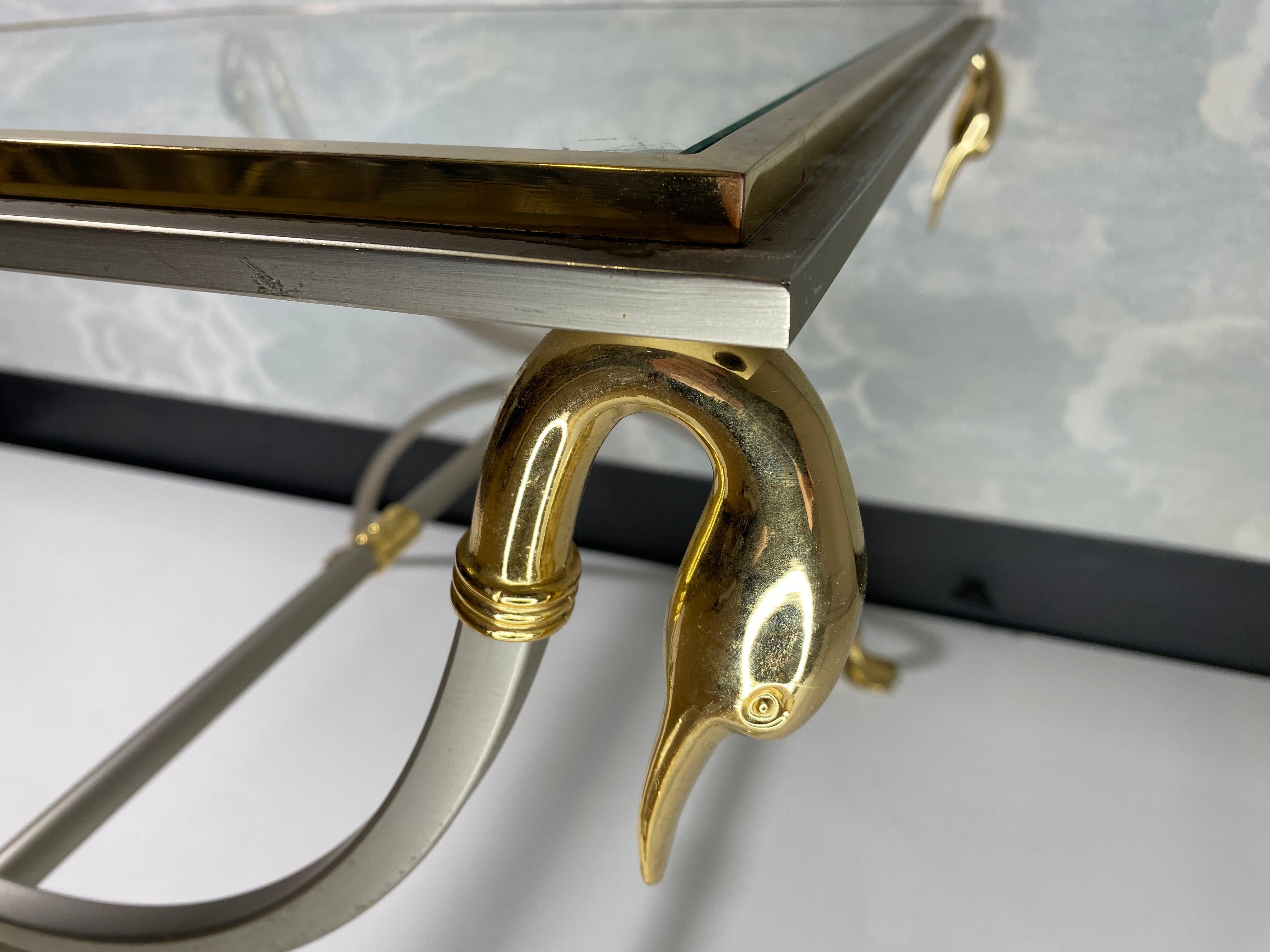 Ce meuble d'appoint à col de cygne aux formes élégantes de la Maison Jansen provient de France dans les années 1970.

La forme Curule du cadre est un clin d'œil évident aux origines néoclassiques de la Maison Jansen à la Belle Époque, lorsque la