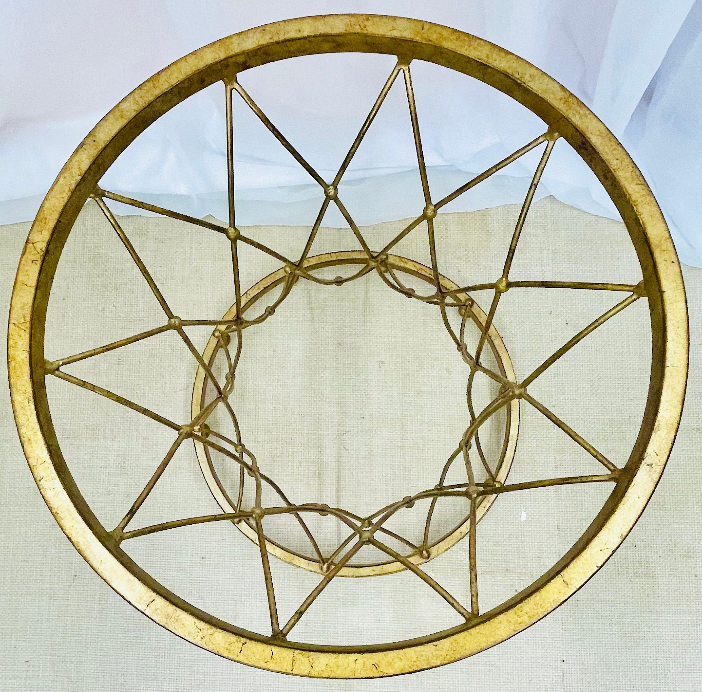 Neoklassischer, runder Couchtisch aus vergoldetem Metall im Maison Jansen-Stil, Beistelltisch im Angebot 1
