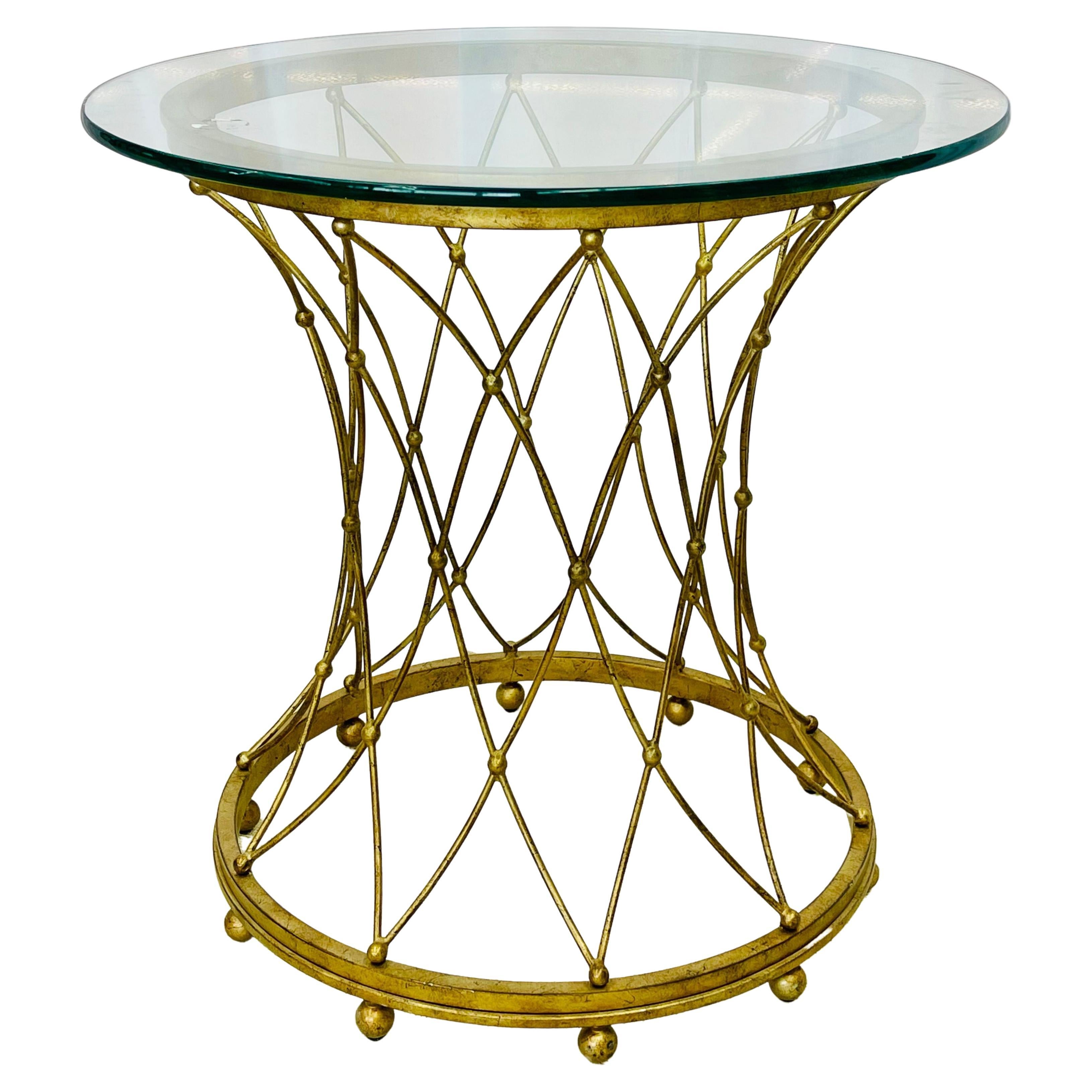Mesa baja redonda de metal dorado, estilo neoclásico Maison Jansen, mesa auxiliar