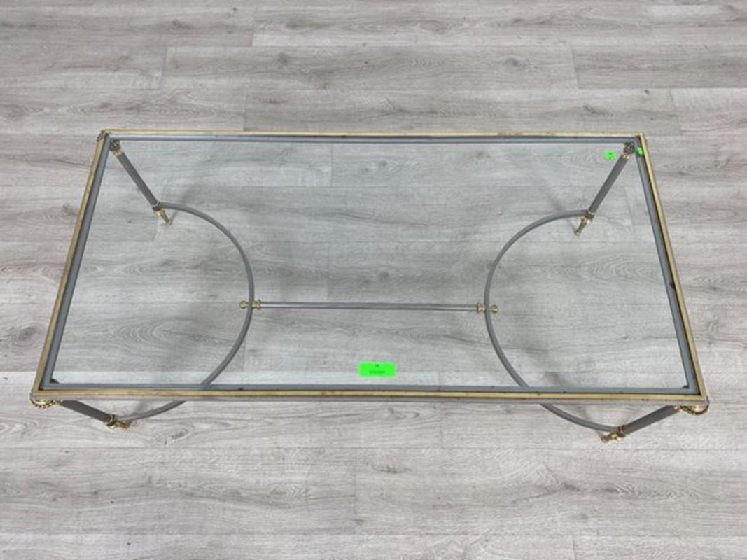 Néoclassique  Table basse néoclassique en acier et laiton de style Maison Jansen en vente