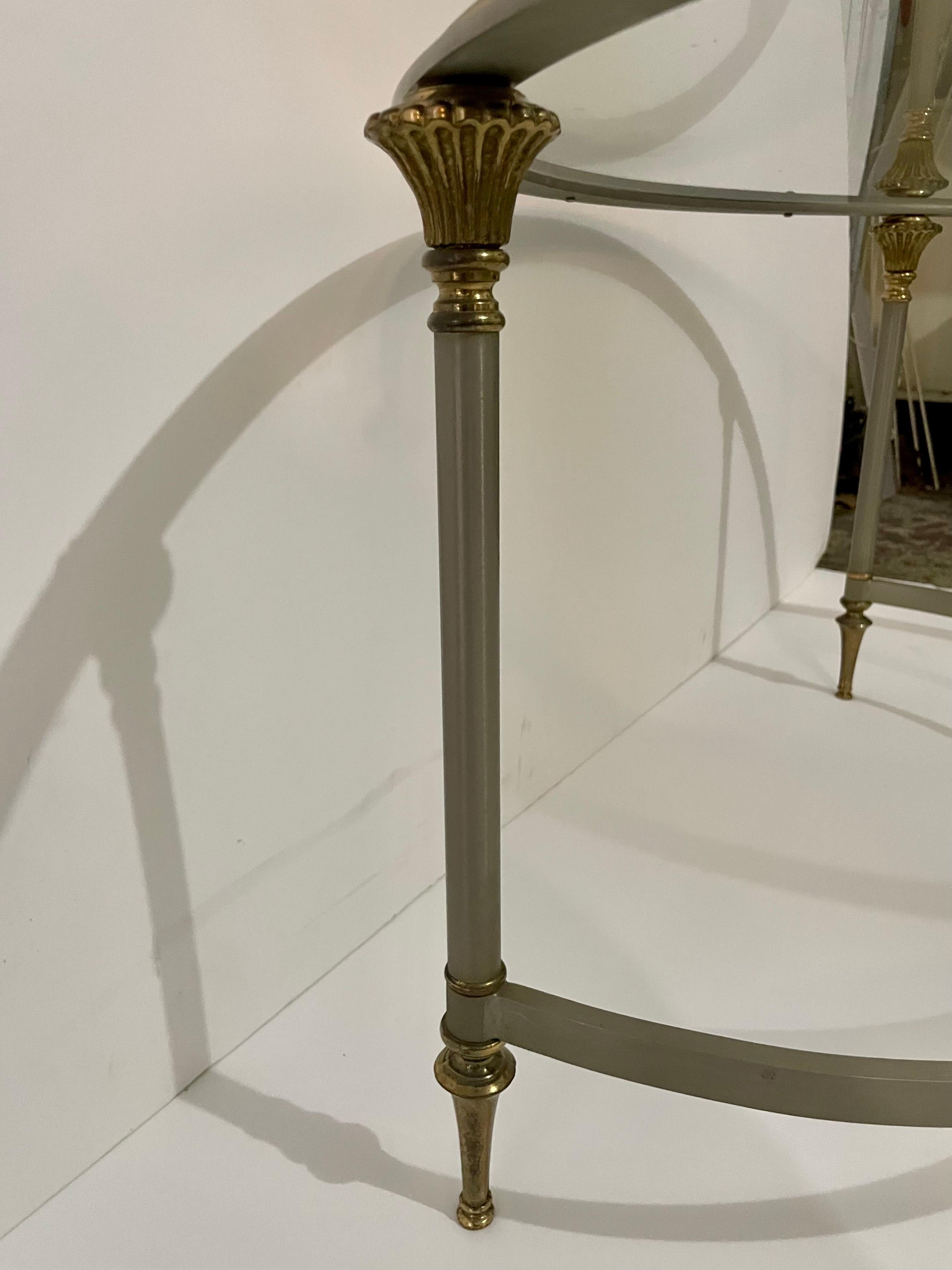 italien  Table basse néoclassique en acier et laiton de style Maison Jansen en vente