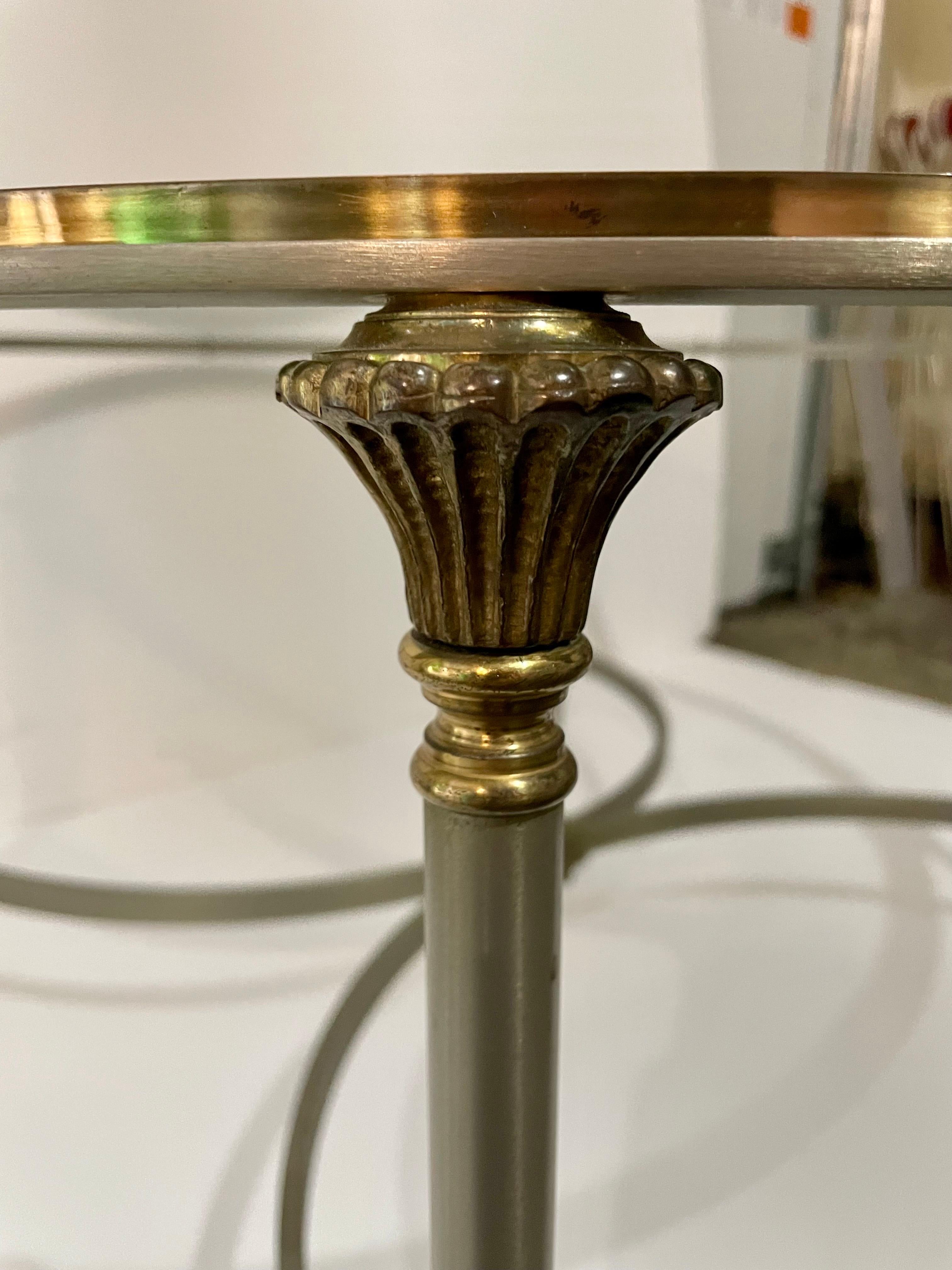 Brossé  Table basse néoclassique en acier et laiton de style Maison Jansen en vente
