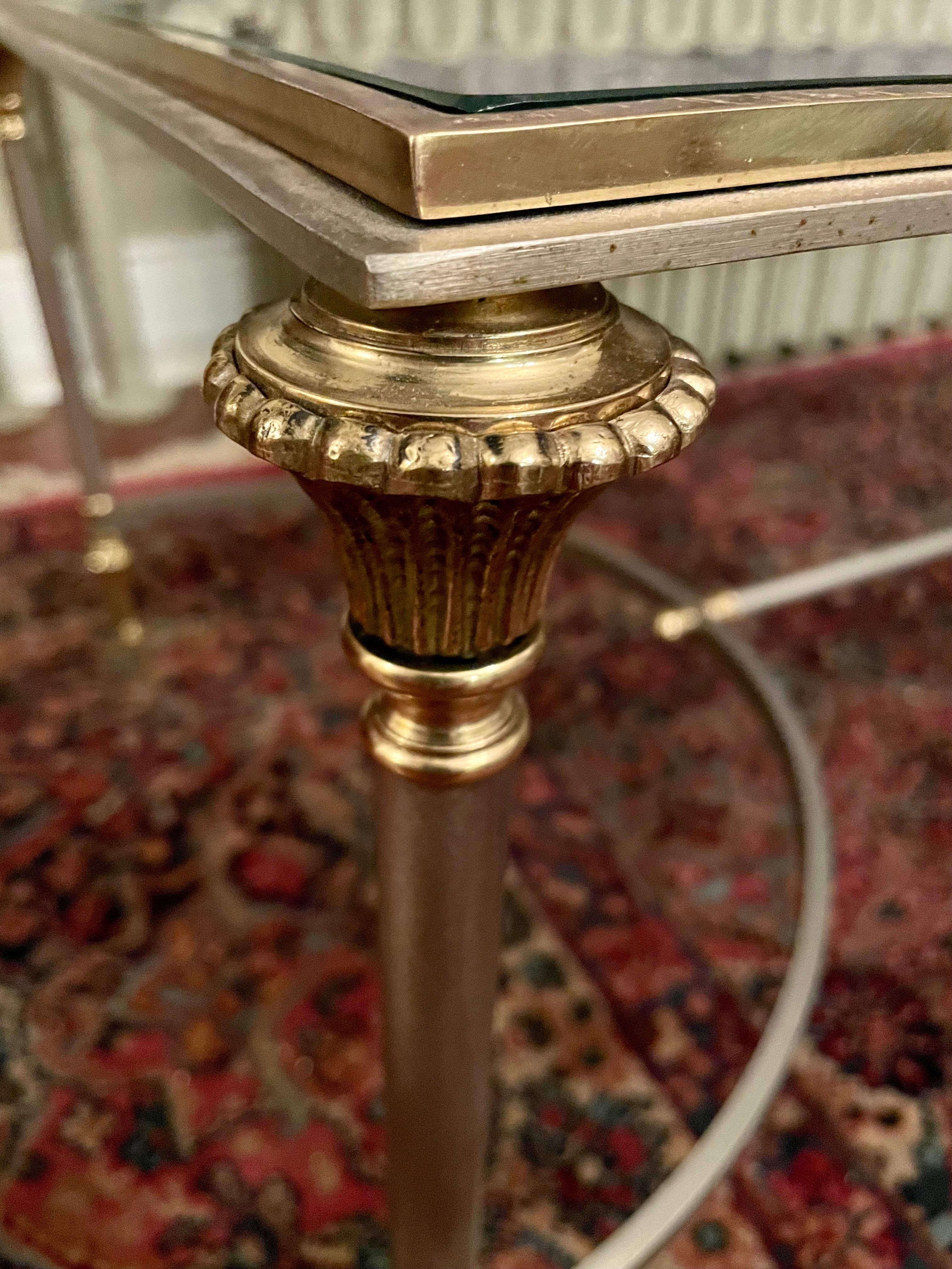 Brossé  Table basse néoclassique en acier et laiton de style Maison Jansen en vente