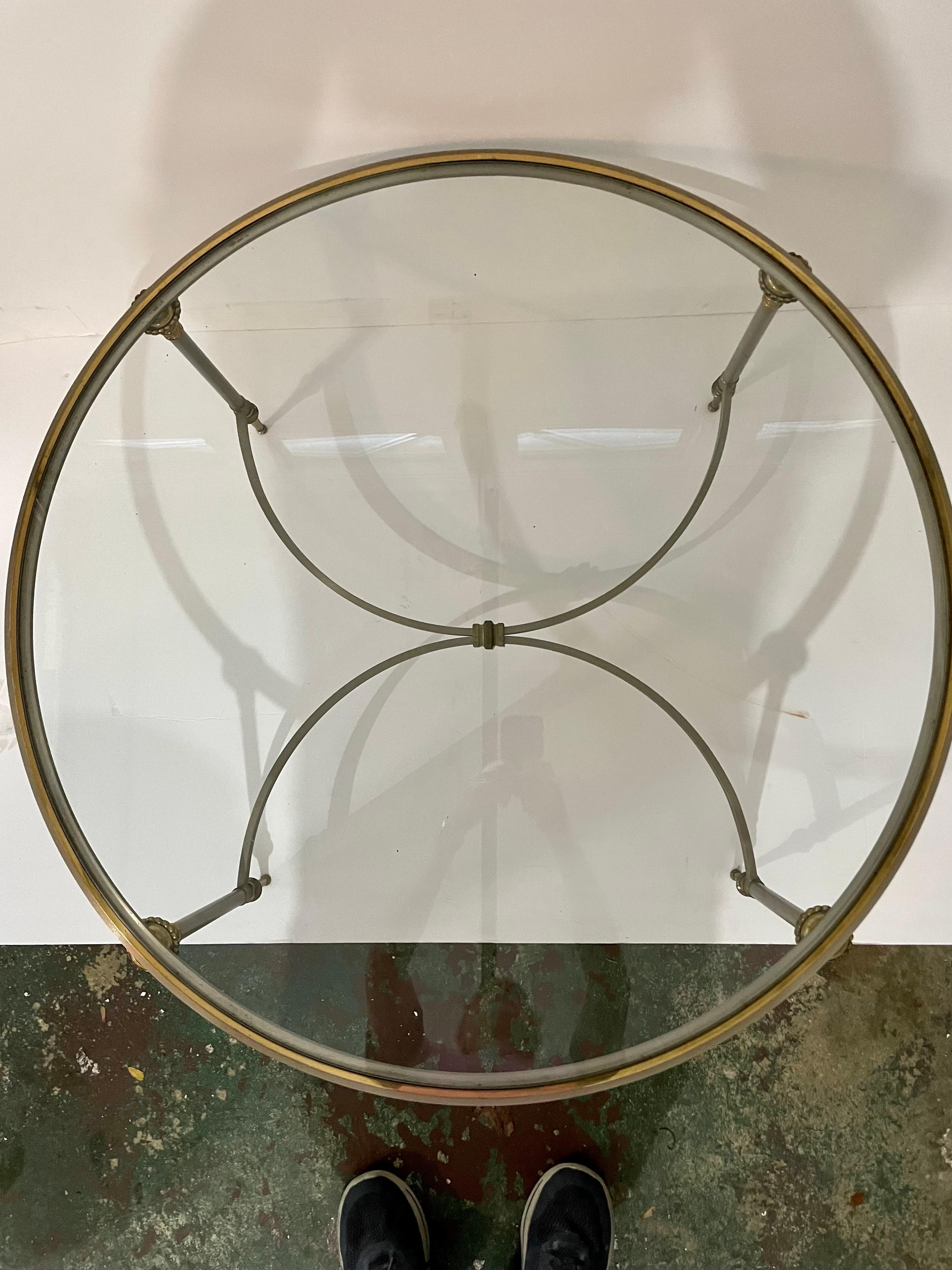20ième siècle  Table basse néoclassique en acier et laiton de style Maison Jansen en vente
