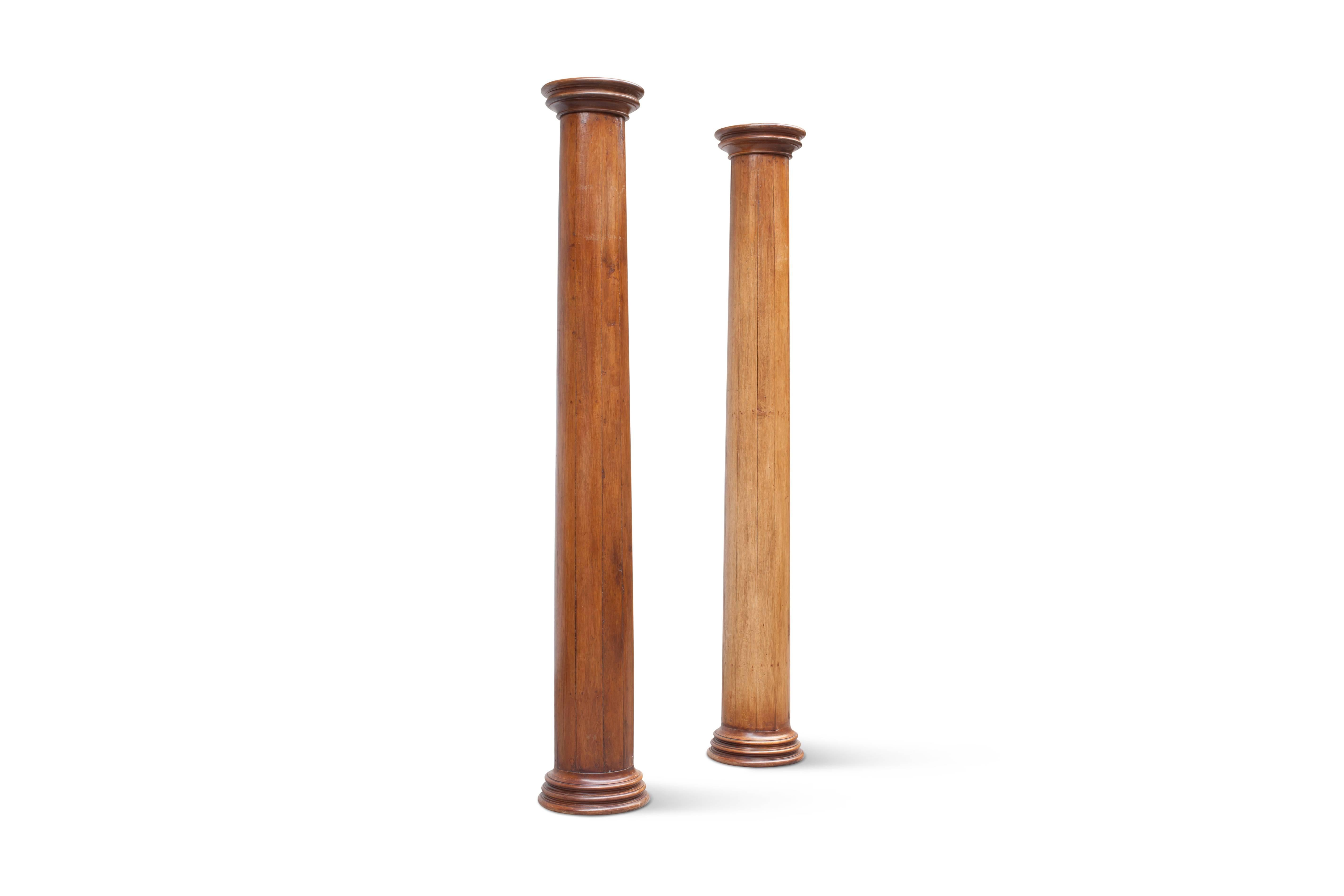Mid-Century Modern pair of cylindrical, neoclassical, wooden columns in oak on a wooden base.

French, early 20th century.

Impressive decorative piece.