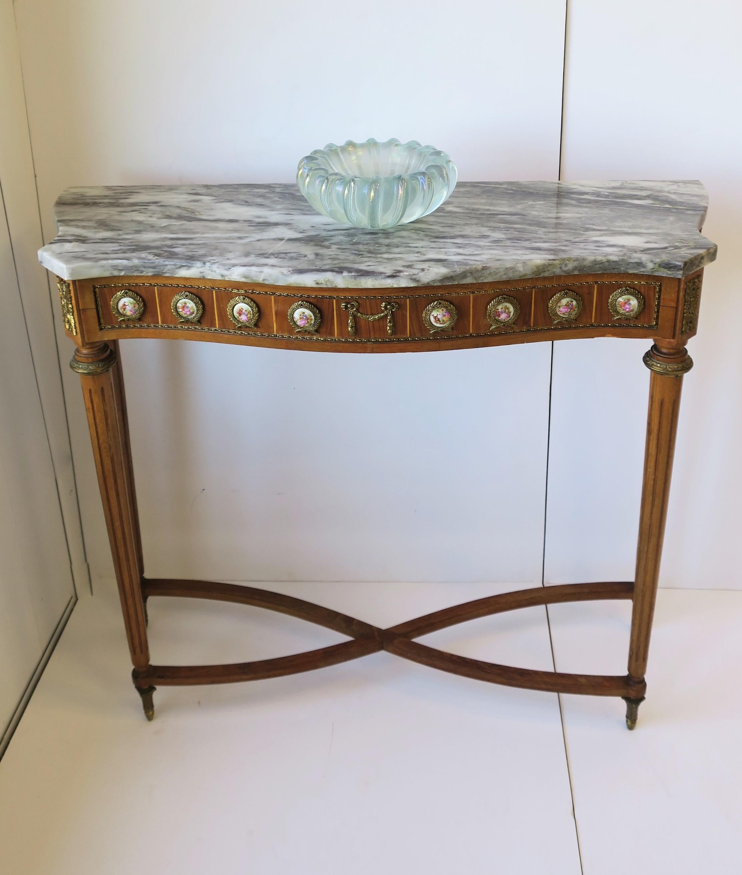 Marble Wood and Brass Console or Foyer Table In Good Condition For Sale In New York, NY