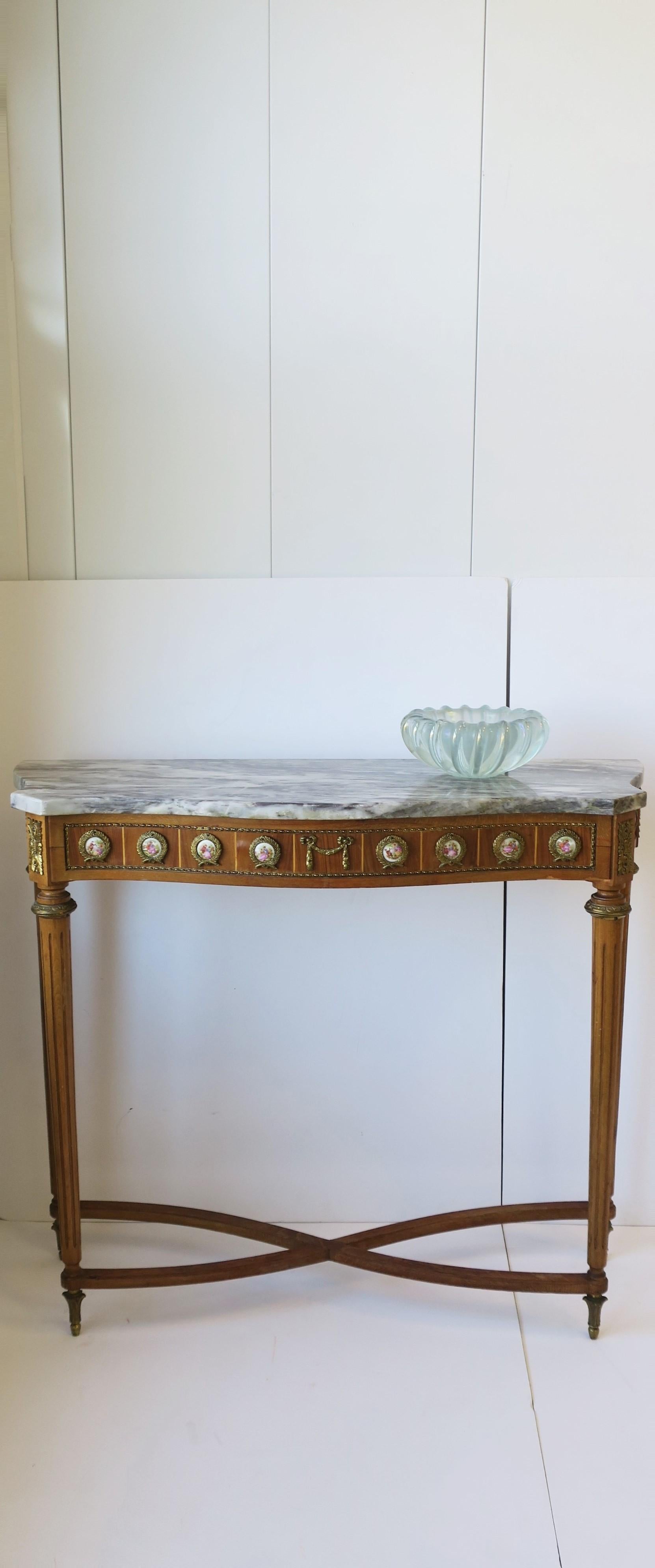 Konsolen- oder Foyertisch aus Marmor, Holz und Messing (20. Jahrhundert) im Angebot