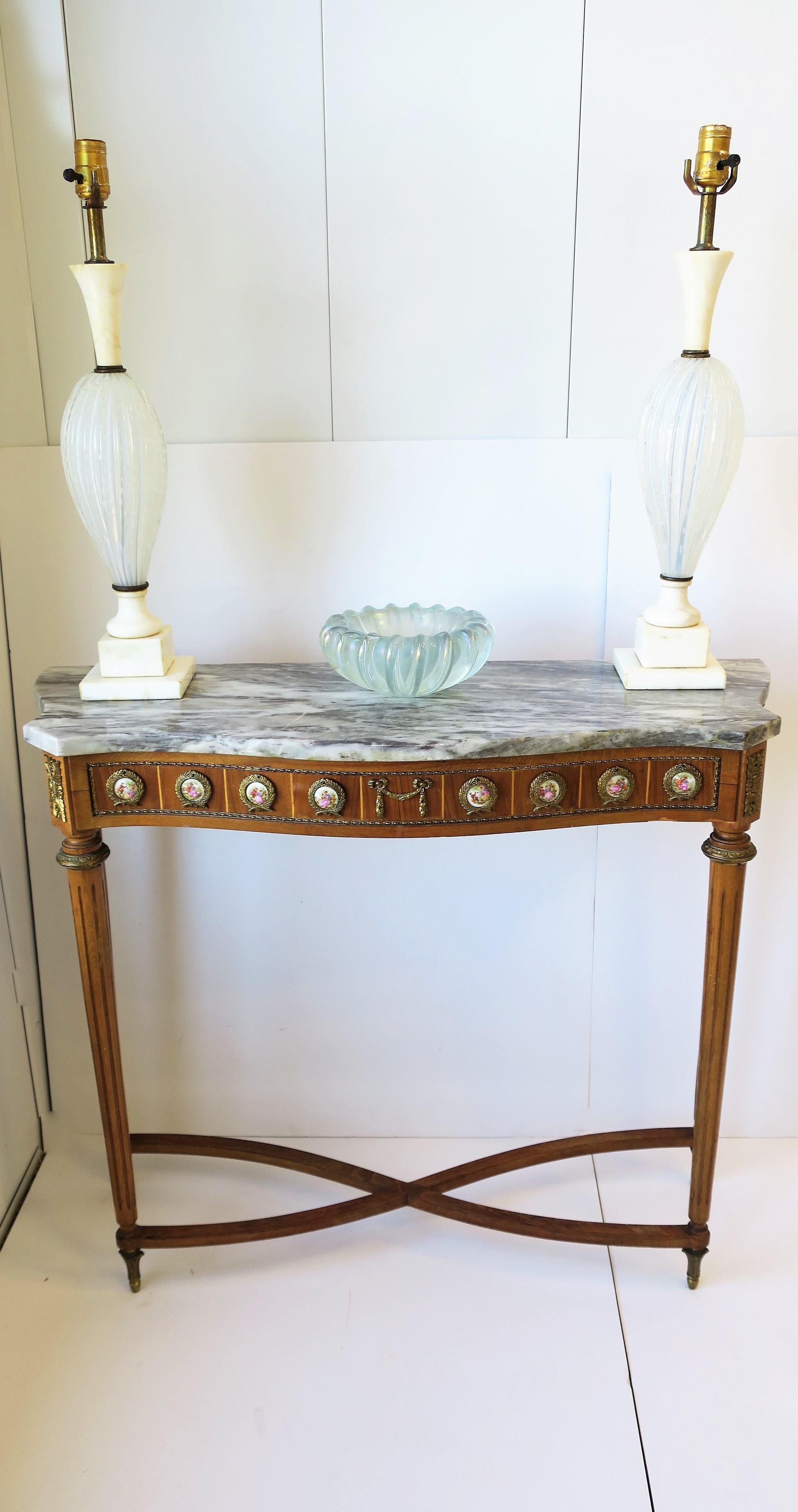 Laiton Console ou table de foyer en bois de marbre et laiton en vente