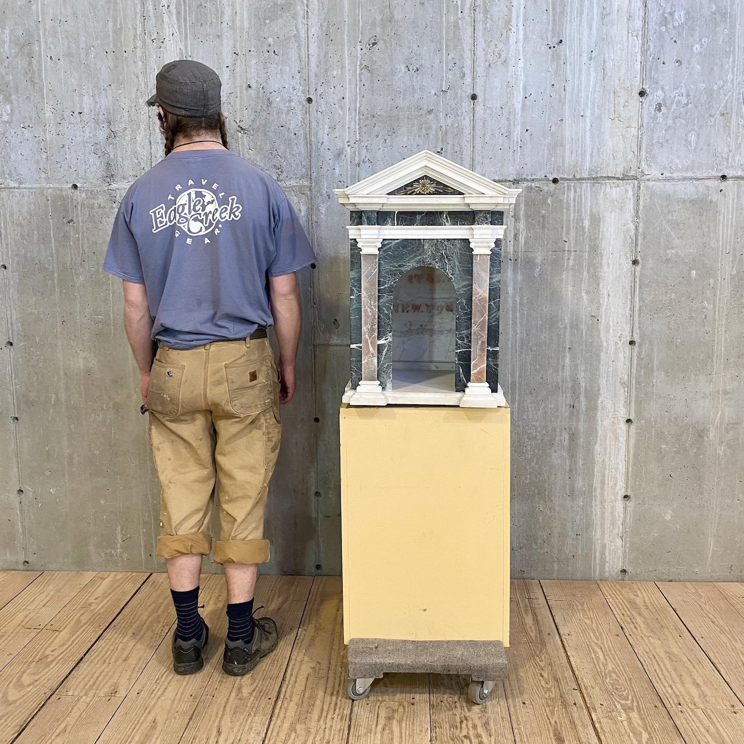 Modello architettonico in marmo della fine del XIX secolo di un tempio o santuario neoclassico continentale. Una splendida combinazione di marmi verdi, Carrara e rossi venati. Perfetto come casa di lusso per un cane o un gatto di piccola taglia! 