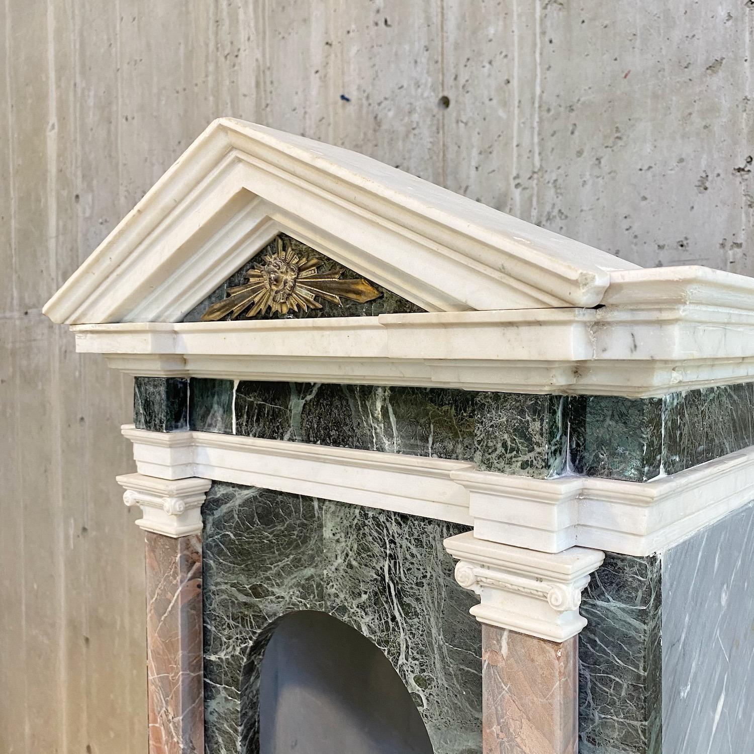 Modello architettonico neoclassico di un tempio in marmo In condizioni buone in vendita a Kent, CT