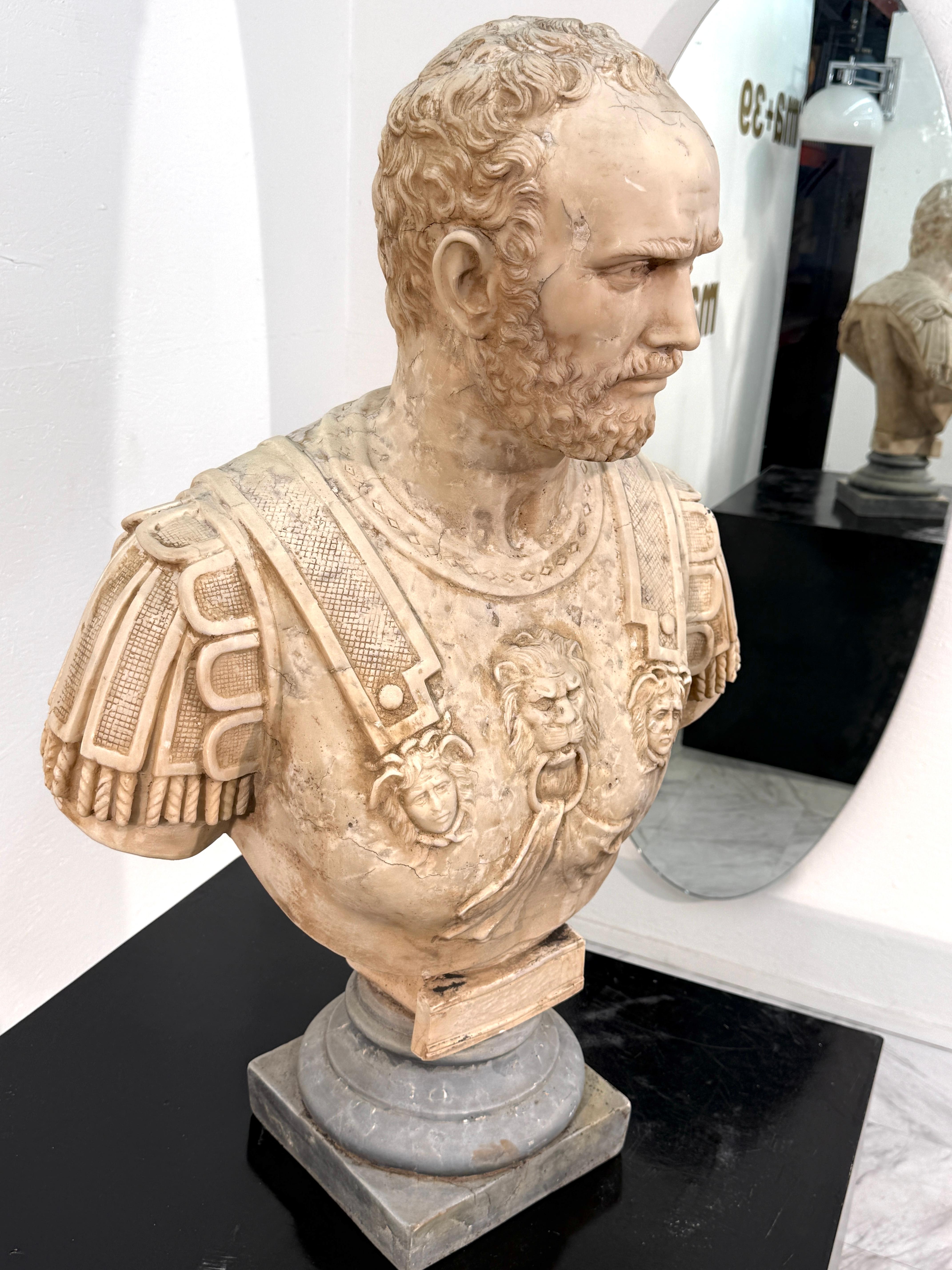 Buste en marbre néoclassique d'un général romain en vente 4