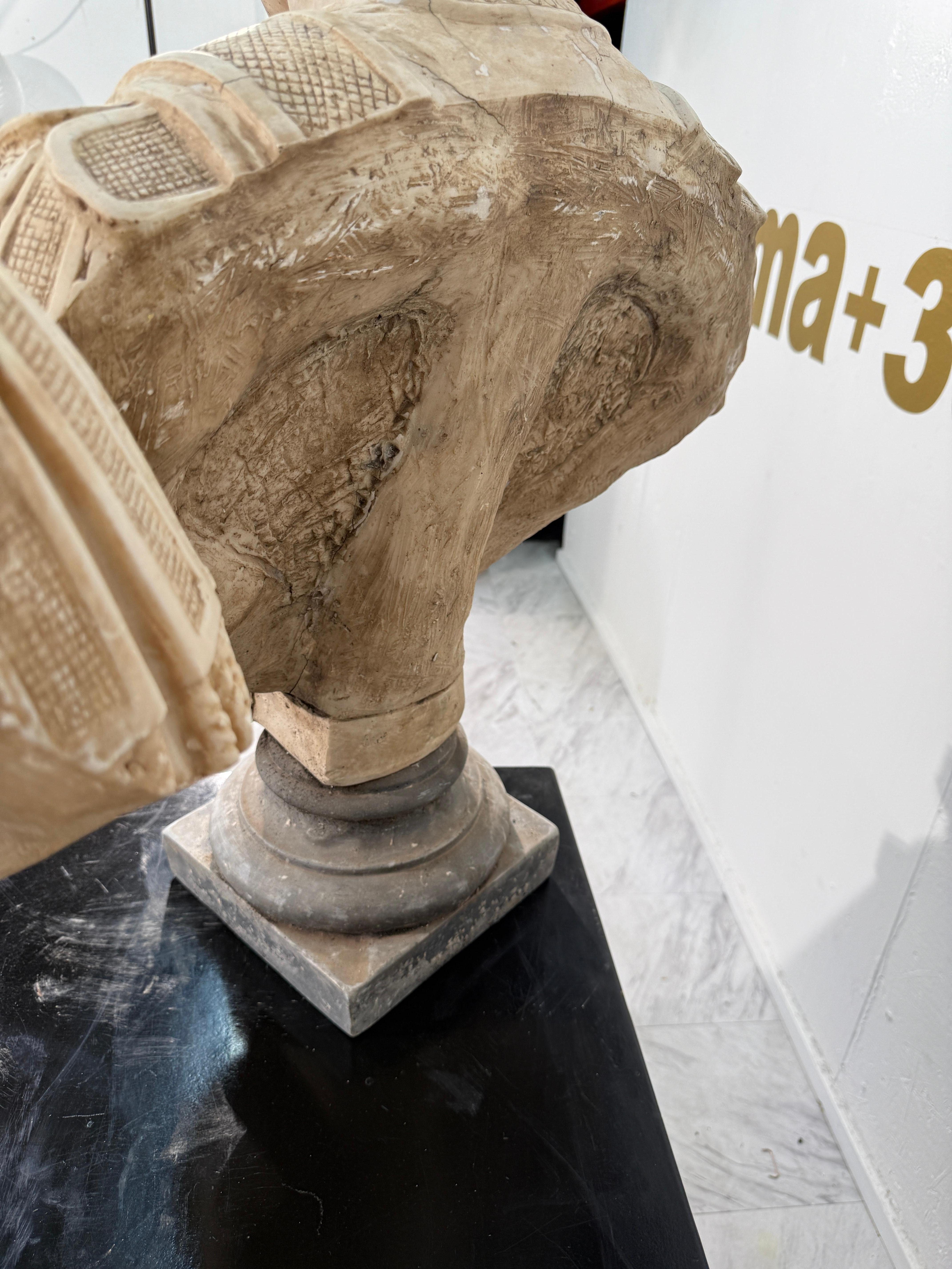 Busto neoclassico in marmo di un generale romano In condizioni buone in vendita a Los Angeles, CA