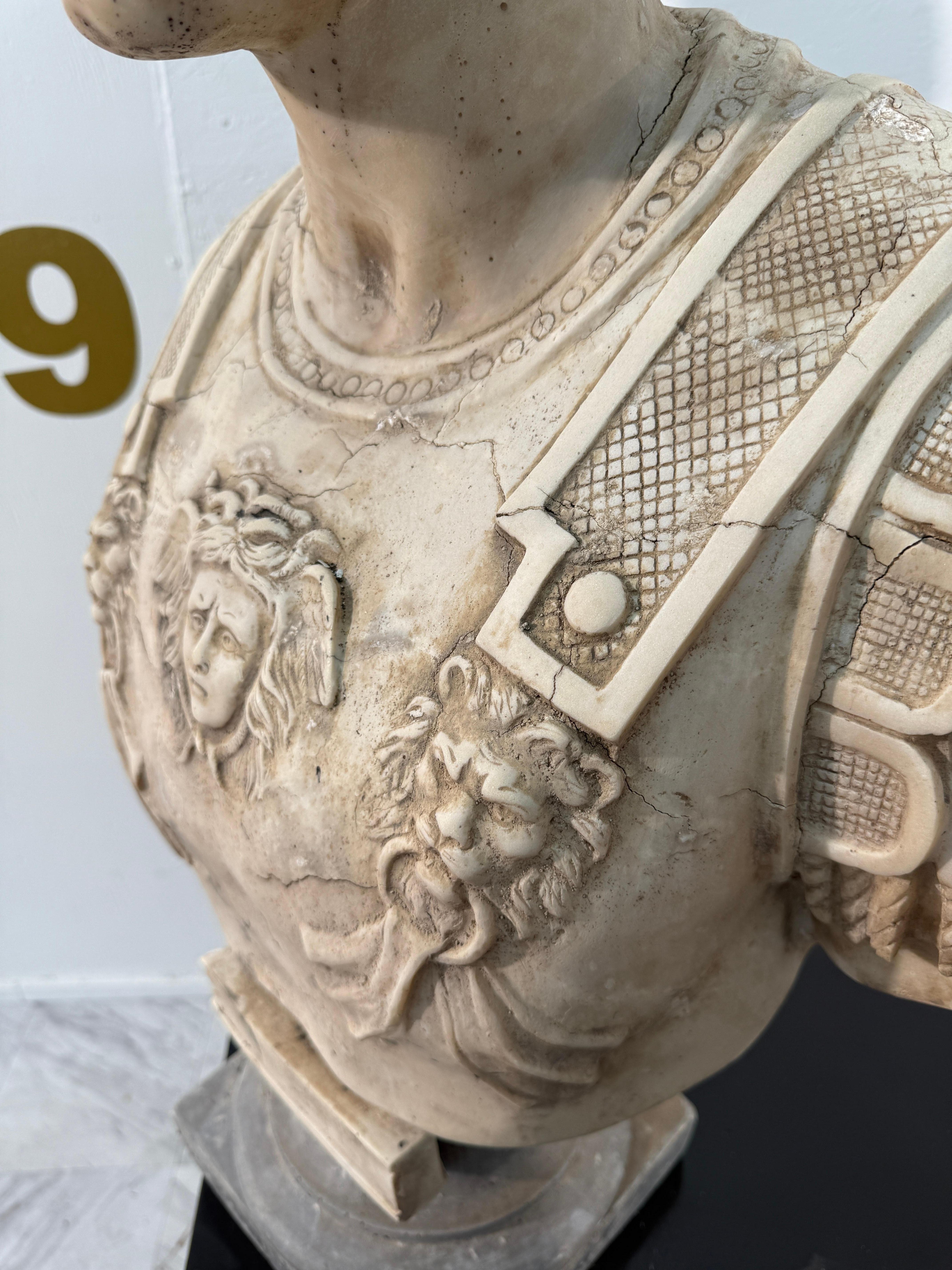 Marmo Busto neoclassico in marmo di un generale romano in vendita