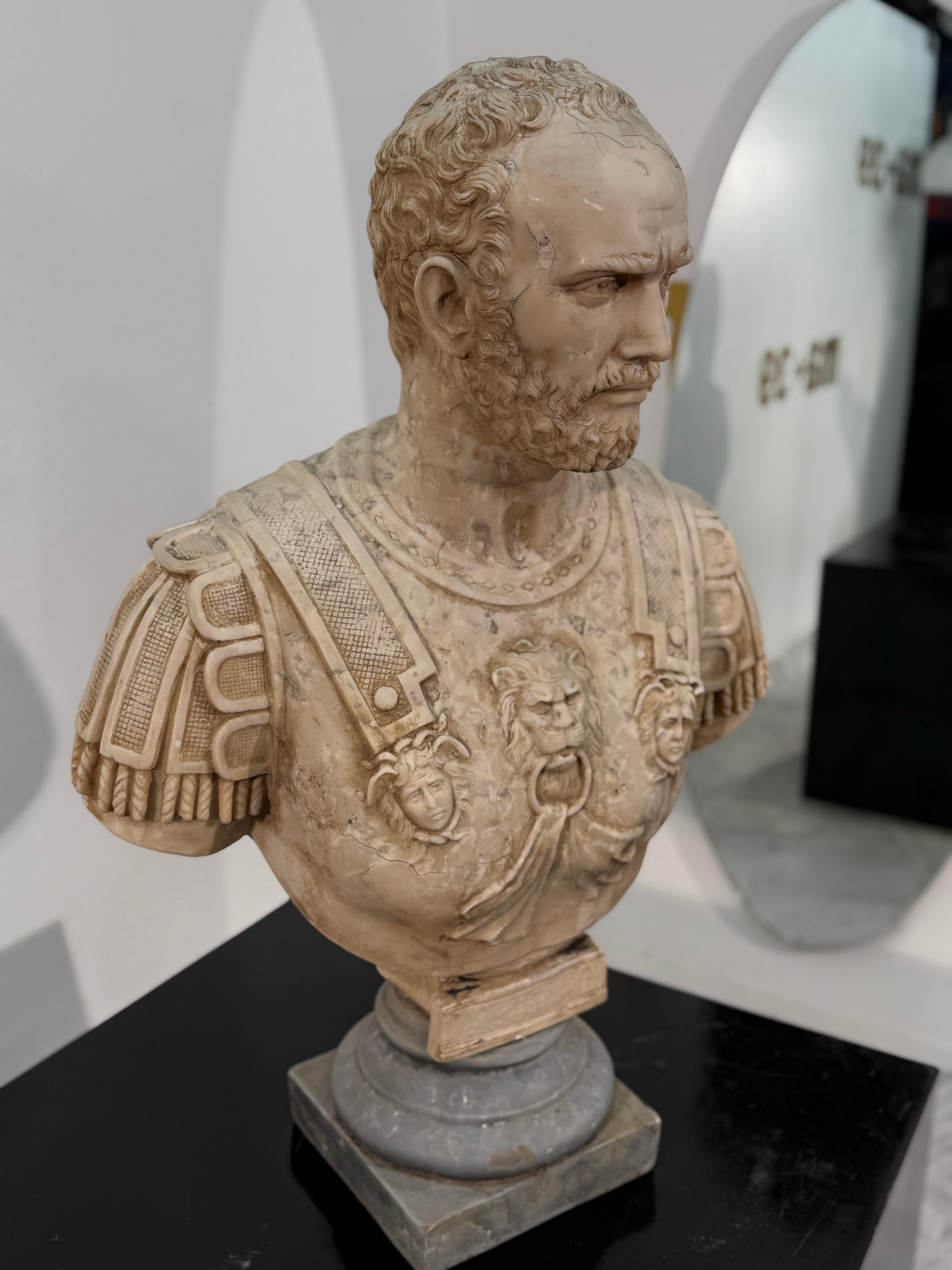 Buste en marbre néoclassique d'un général romain en vente 1