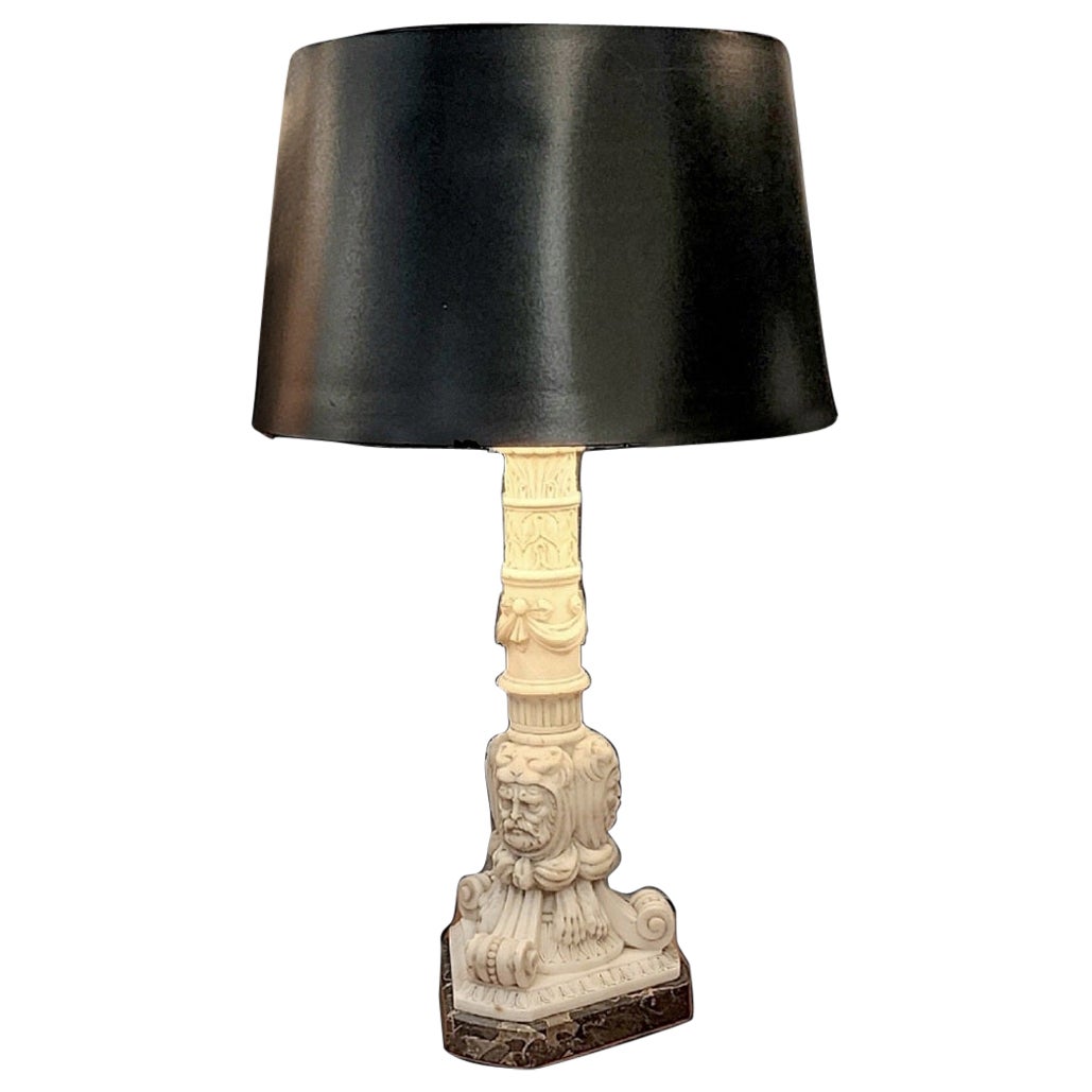 Eine sehr hübsche, neoklassizistische Lampe aus geschnitztem Marmor, . Dies ist eine sehr beeindruckende Märchenlampe, die Herkules und den Nemeischen Löwen darstellt.
Der frühere, ausgehöhlte Korpus aus dem 18. Jahrhundert, der mit dreiköpfigen