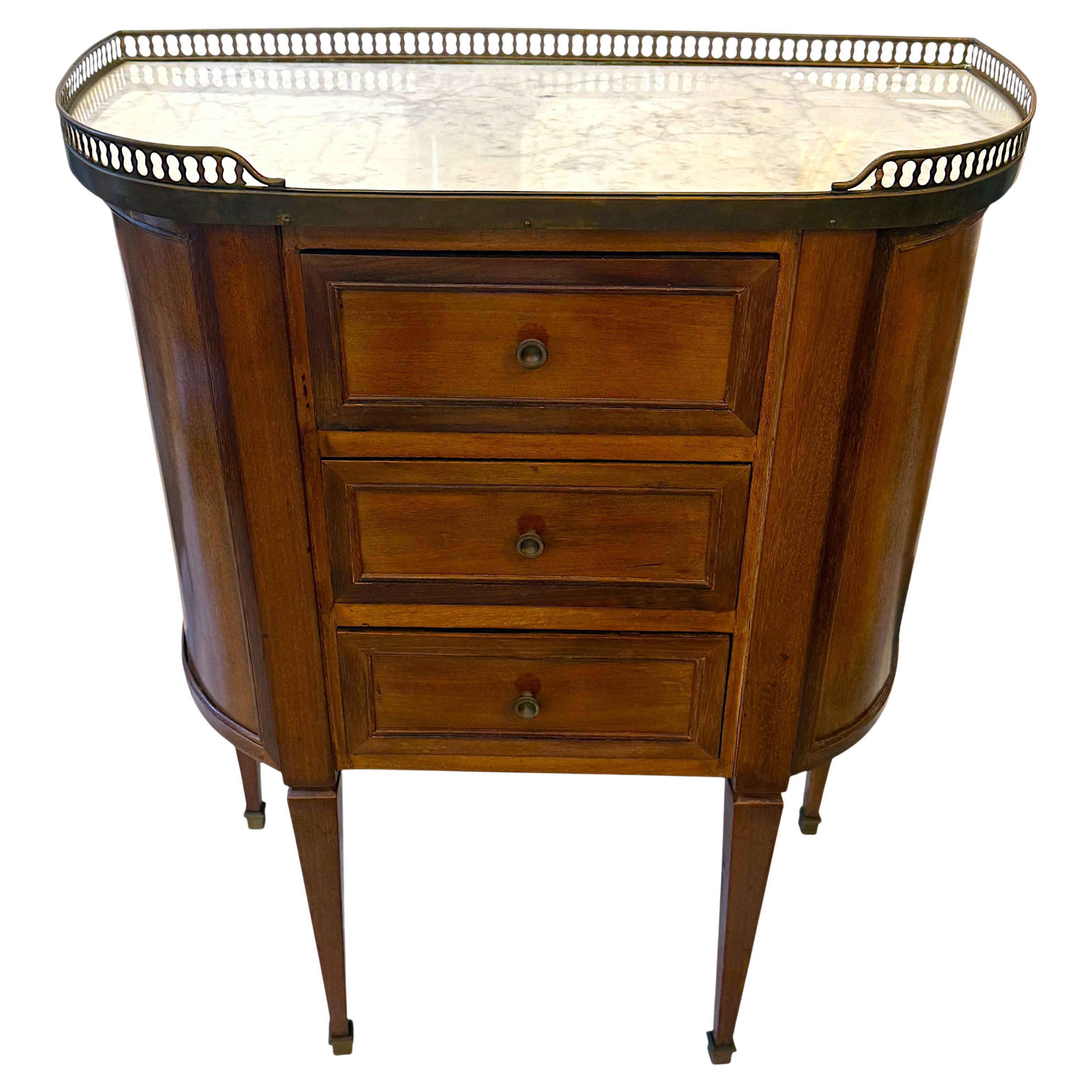 Meuble de chevet néoclassique à plateau de marbre et galerie en laiton, 20e siècle