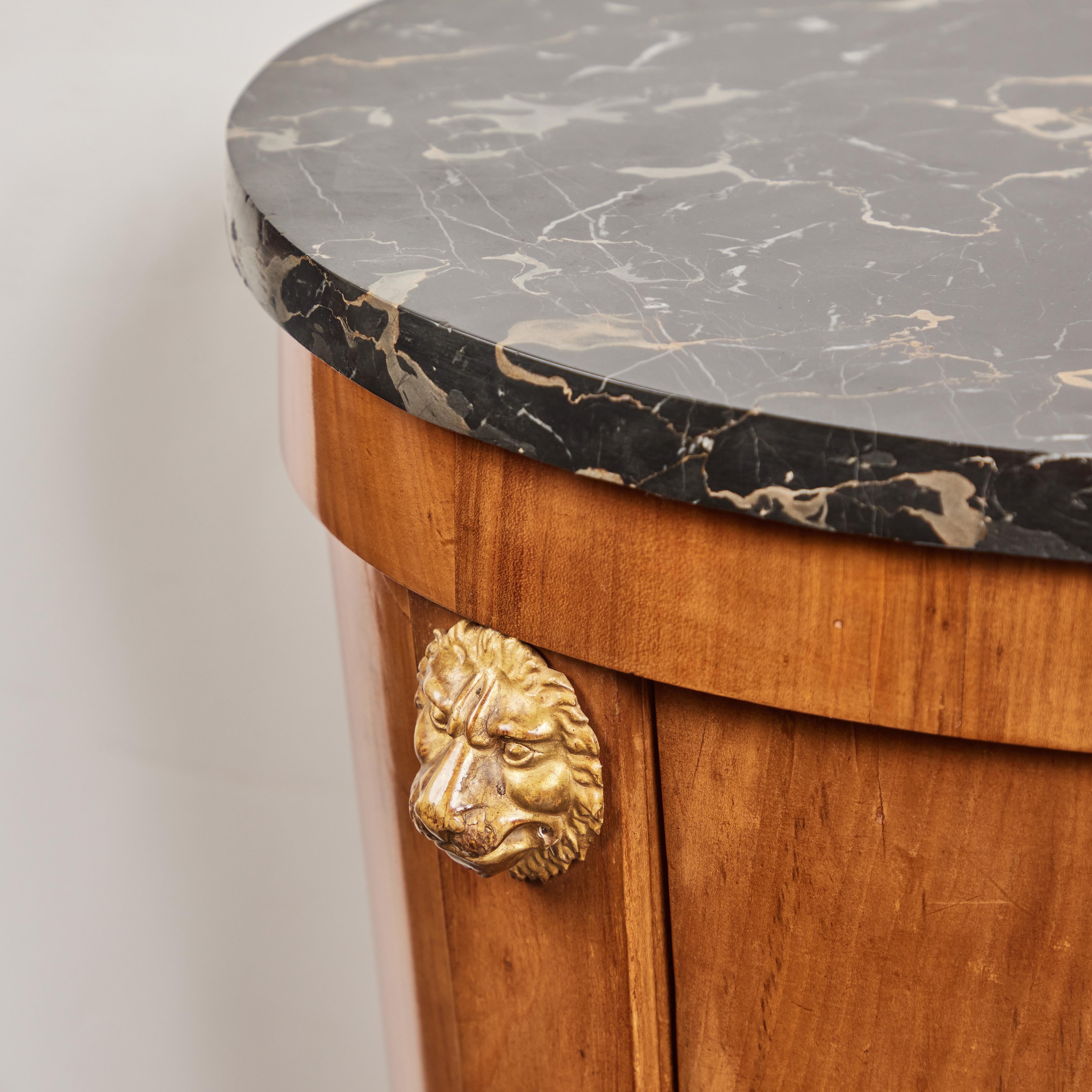 Sculpté à la main Table ovale néoclassique avec plateau en marbre en vente