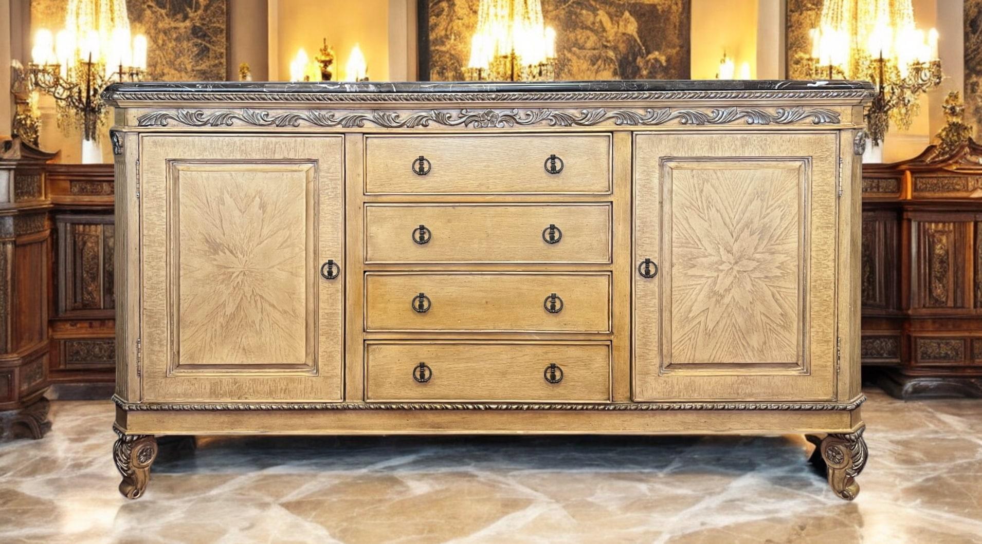 Cet élégant buffet s'inspire de l'esthétique raffinée du design néoclassique et provincial français. La corniche sculptée de façon complexe et les motifs détaillés de feuilles d'acanthe sur les pieds reflètent la grandeur de l'architecture