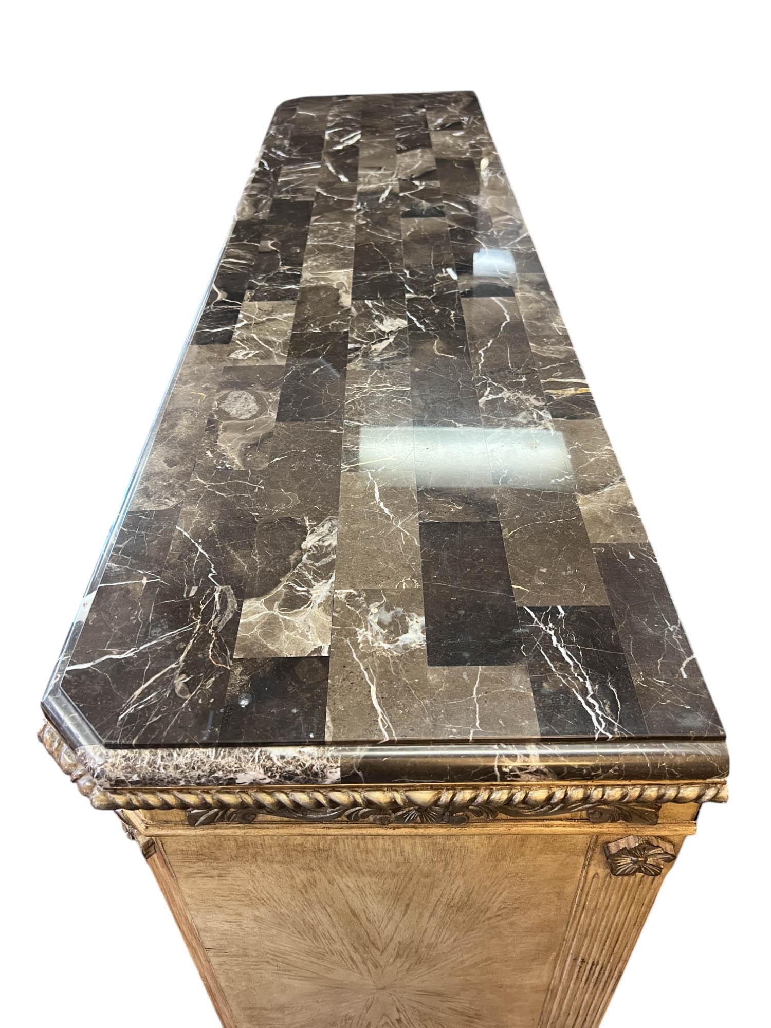 Enfilade néoclassique avec placage Sunburst Bon état - En vente à North Palm Beach, FL