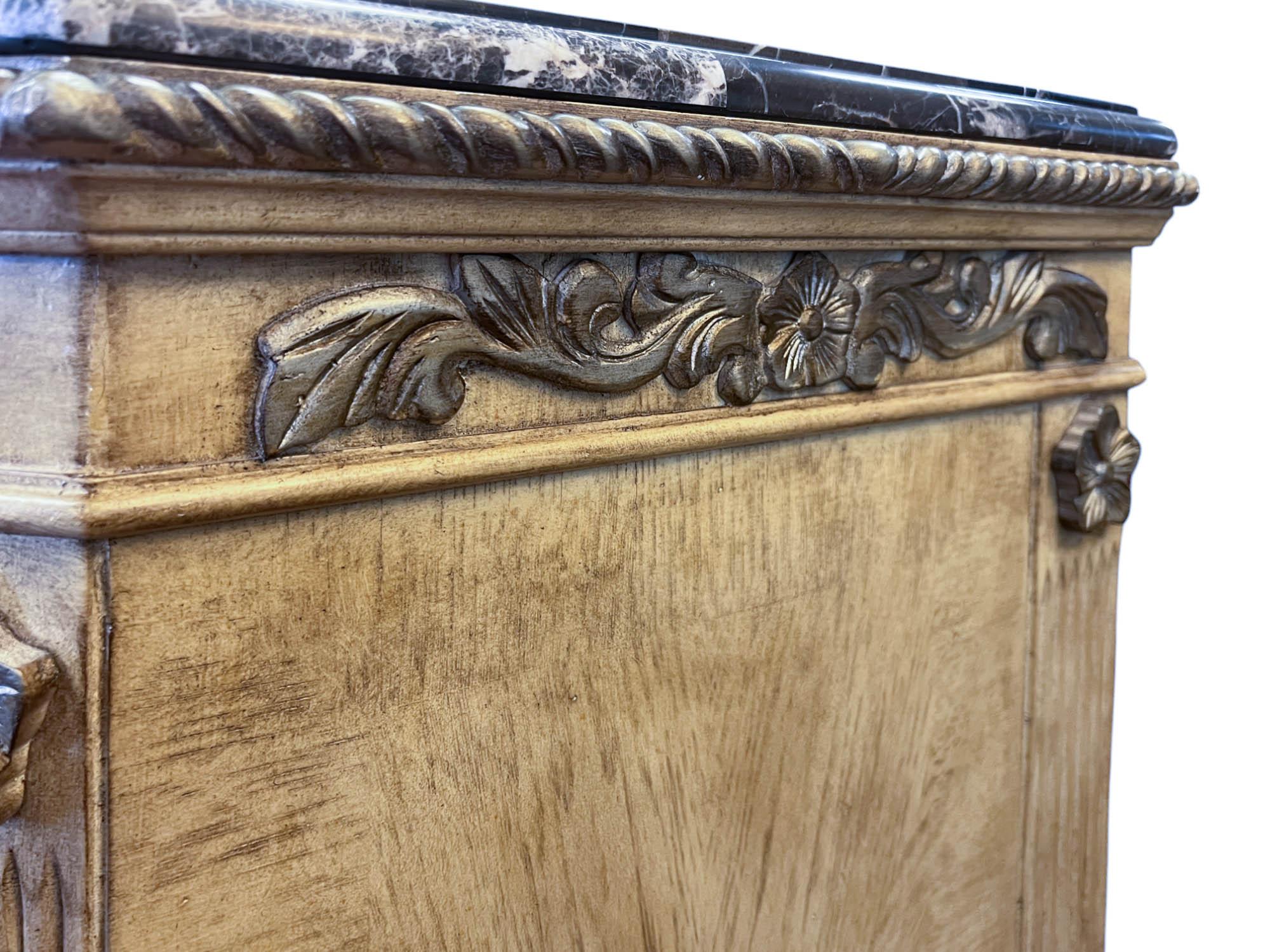 Marbre Enfilade néoclassique avec placage Sunburst en vente