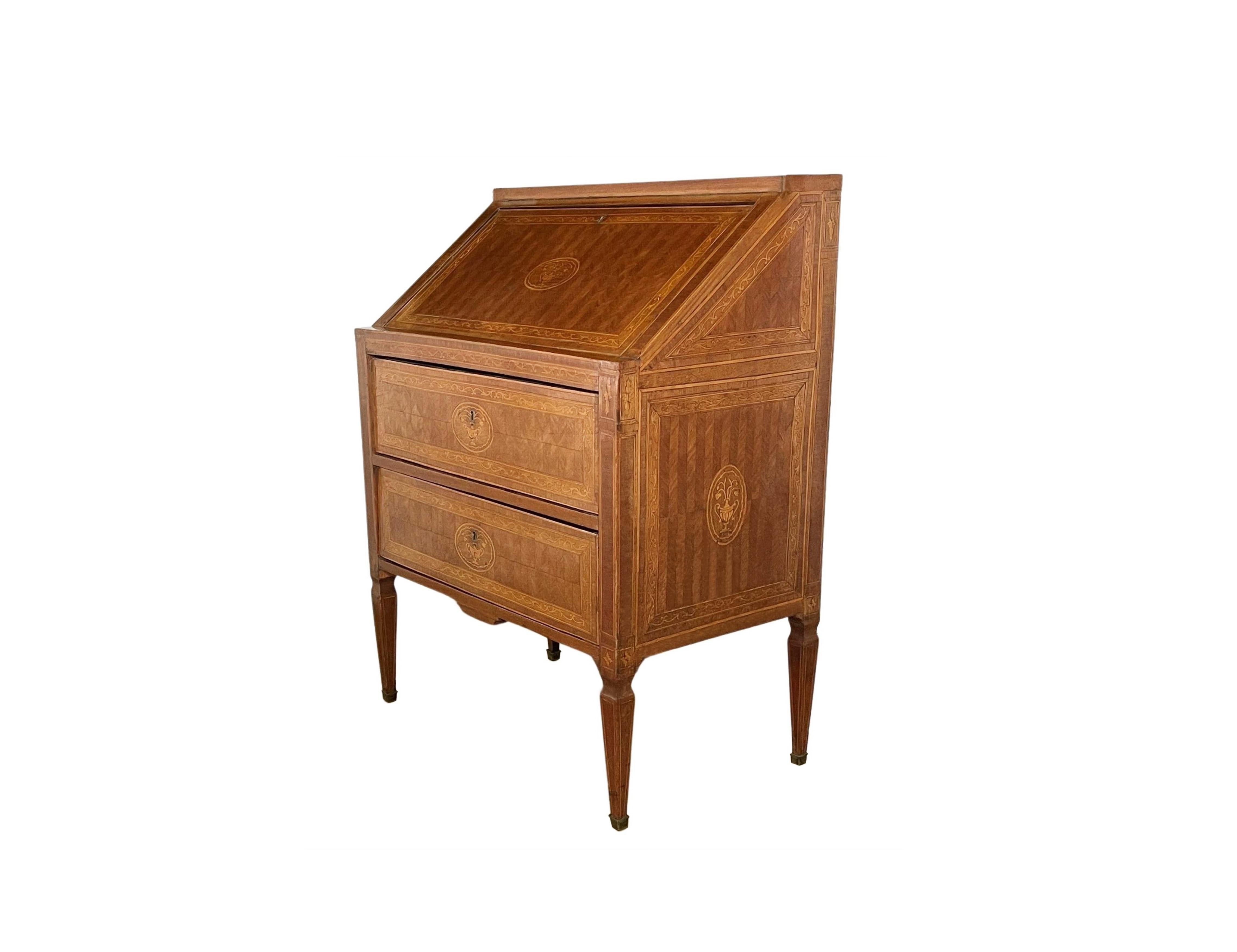 Bureau de dame en marqueterie néoclassique dans le style de Giuseppe Maggiolini, Italie en vente 4